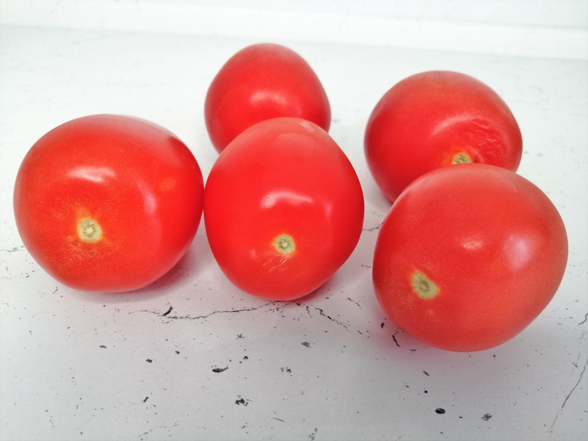 Фото к рецепту: Три рецепта простых салатов с помидорами