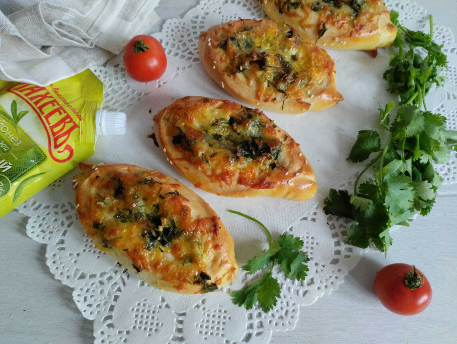 Фото к рецепту: Сыром и зеленью "лодочки" с #махеевъ