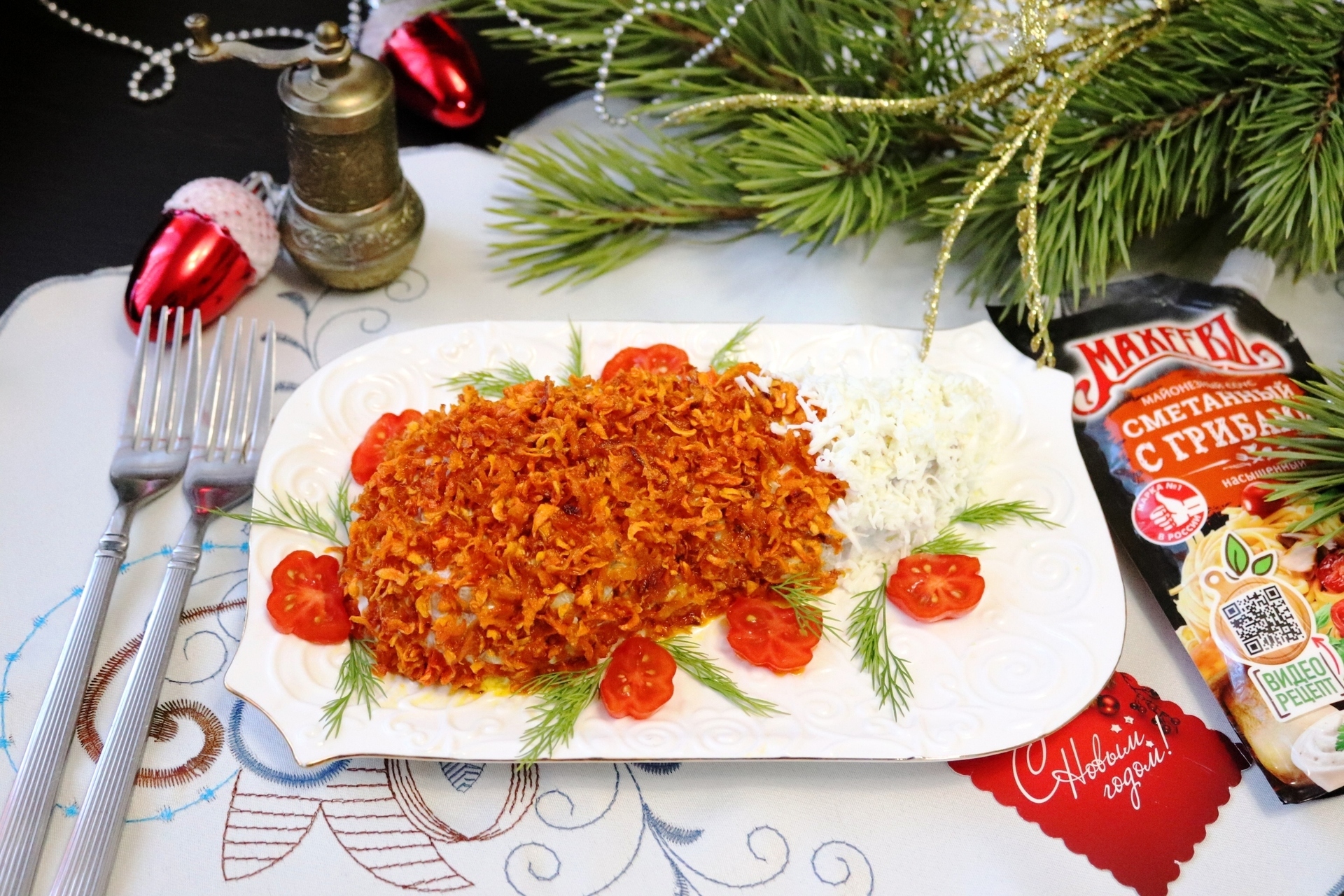 Фото к рецепту: Салат "лисий хвост" с рыбой красной и грибным соусом махеевъ прекрасным