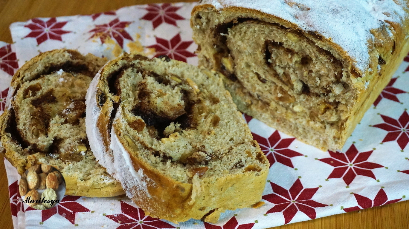Фото к рецепту: Праздничный хлеб с корицей, изюмом и орехами