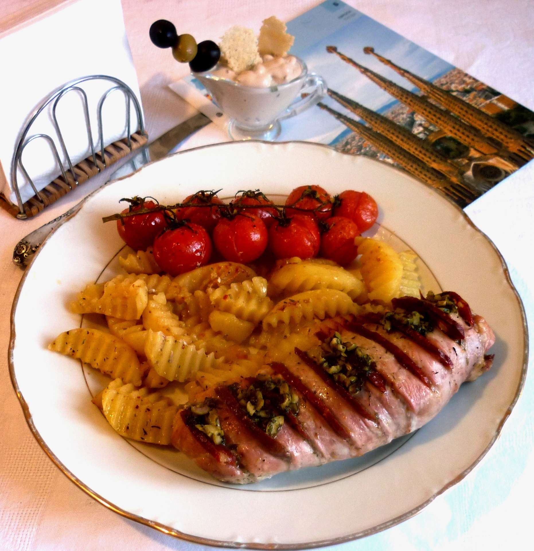 Фото к рецепту: Свиная вырезка с ароматным маслом,чоризо и пикантным соусом с бальзамико