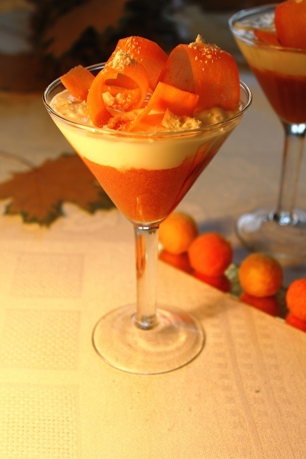 Фото к рецепту: Десерт из хурмы,сливочного мусса, белого шоколада и морковной стружки