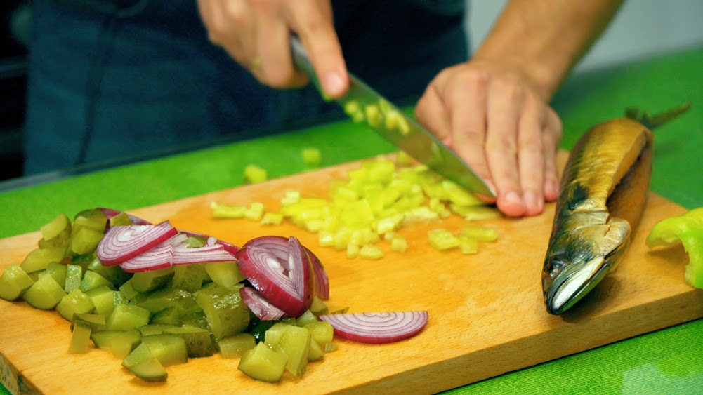 Салат из копченой скумбрии с маринованными огурцами: шаг 3