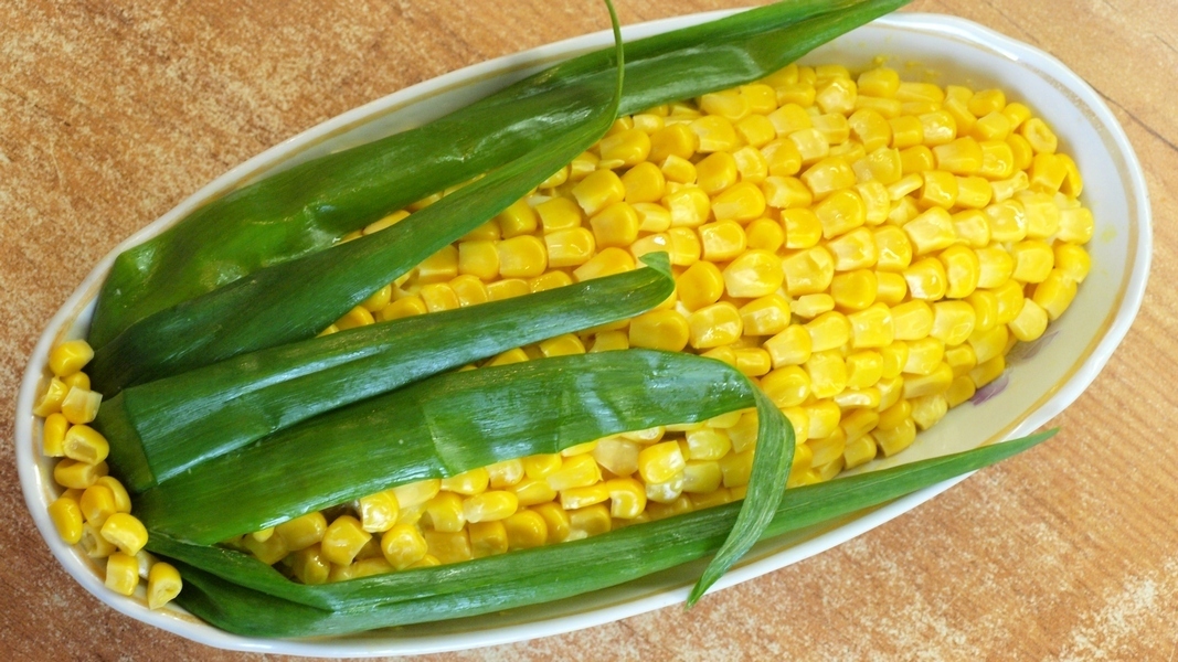 Фото к рецепту: Салат "кукурузный початок"