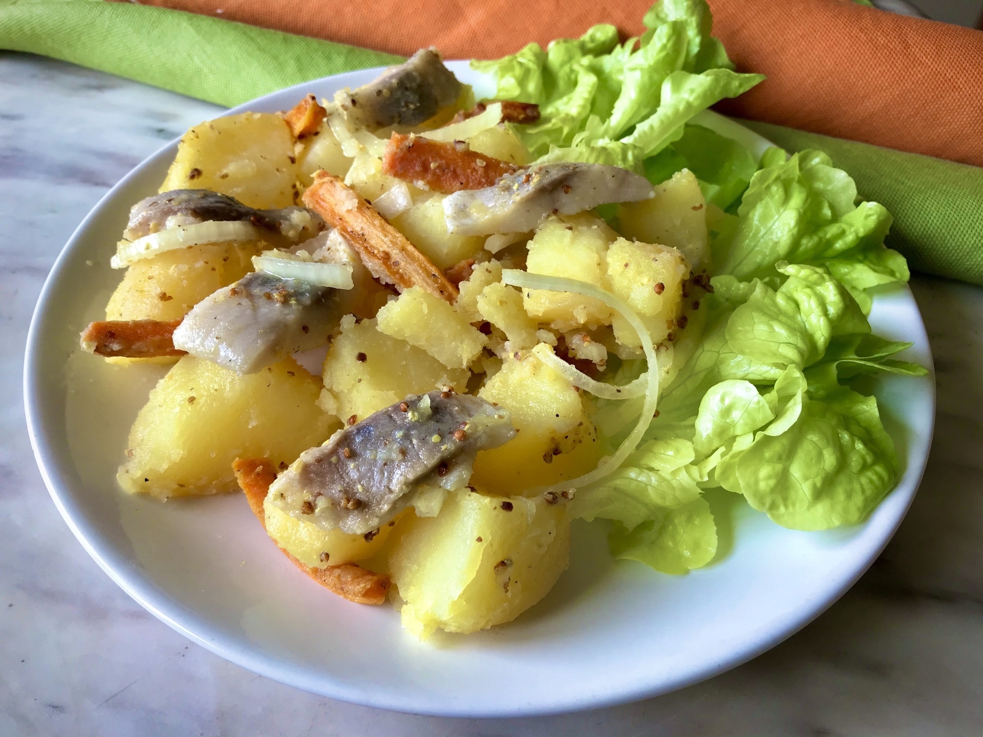 Фото к рецепту: Салат с картошкой и селедкой