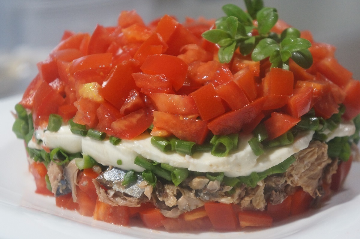 Фото к рецепту: Салат со скумбрией и помидорами