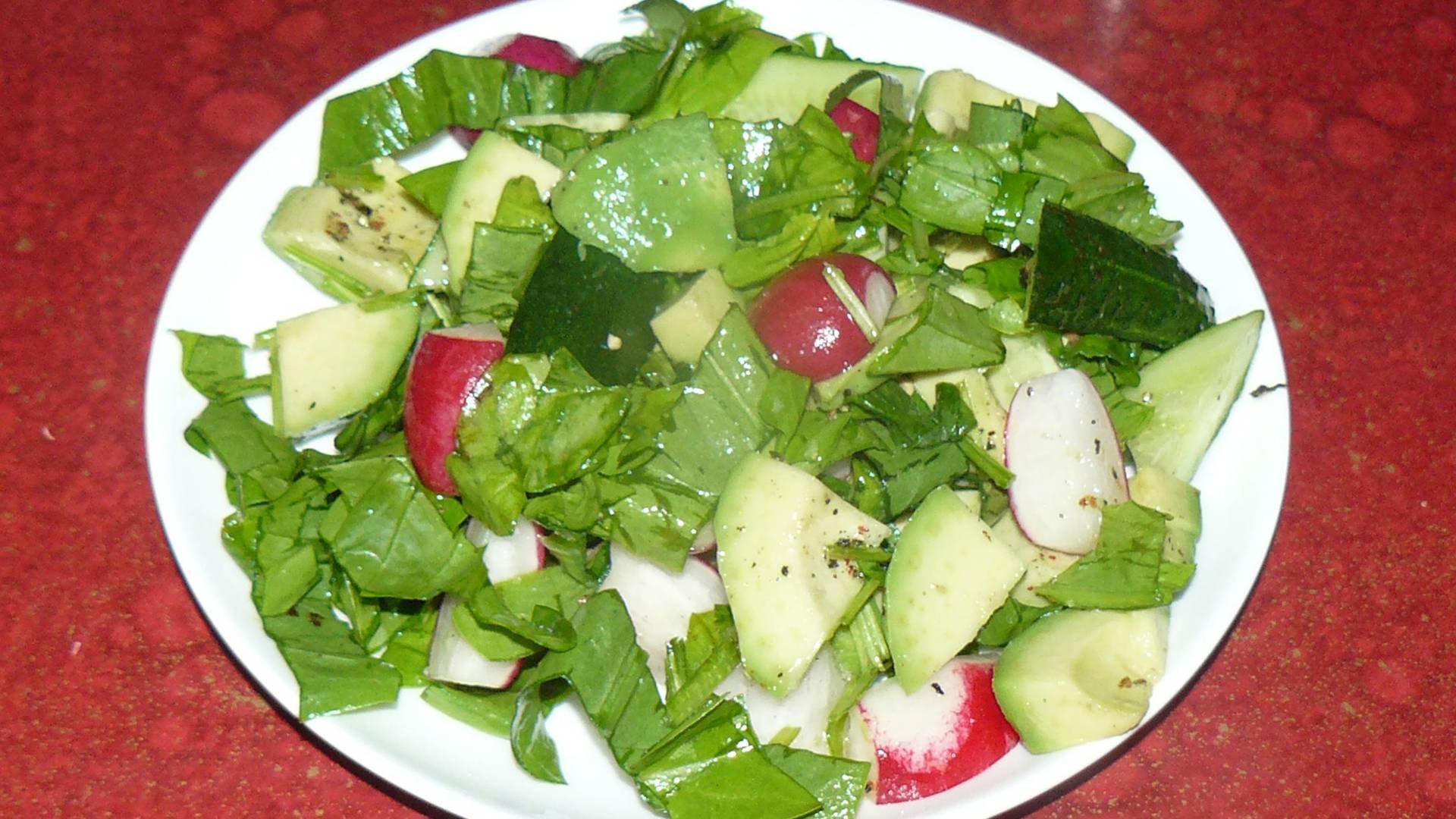 Фото к рецепту: Салат с авокадо и редисом