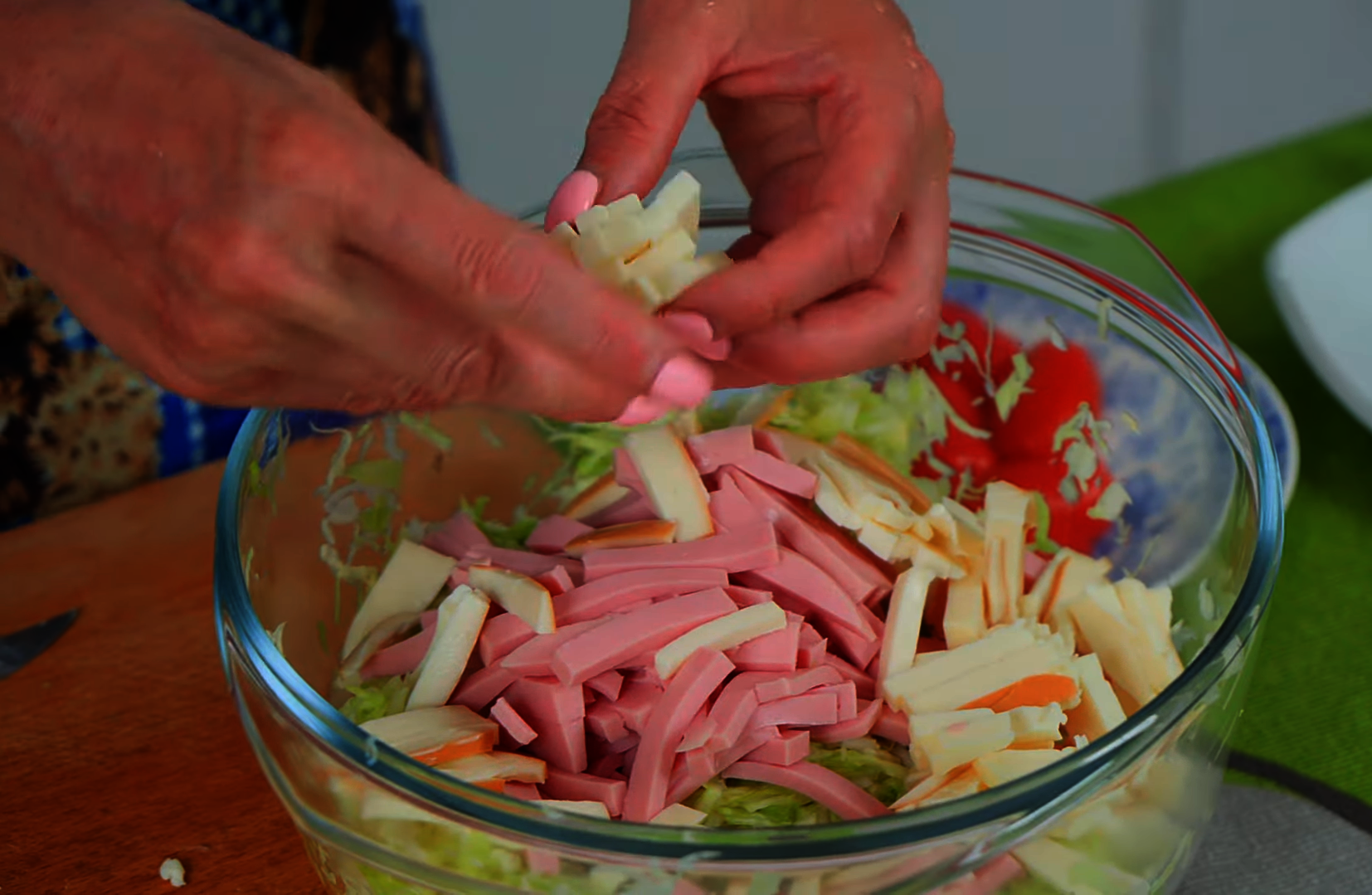 Быстрый салат из свежей капусты с сыром и ветчиной: шаг 3