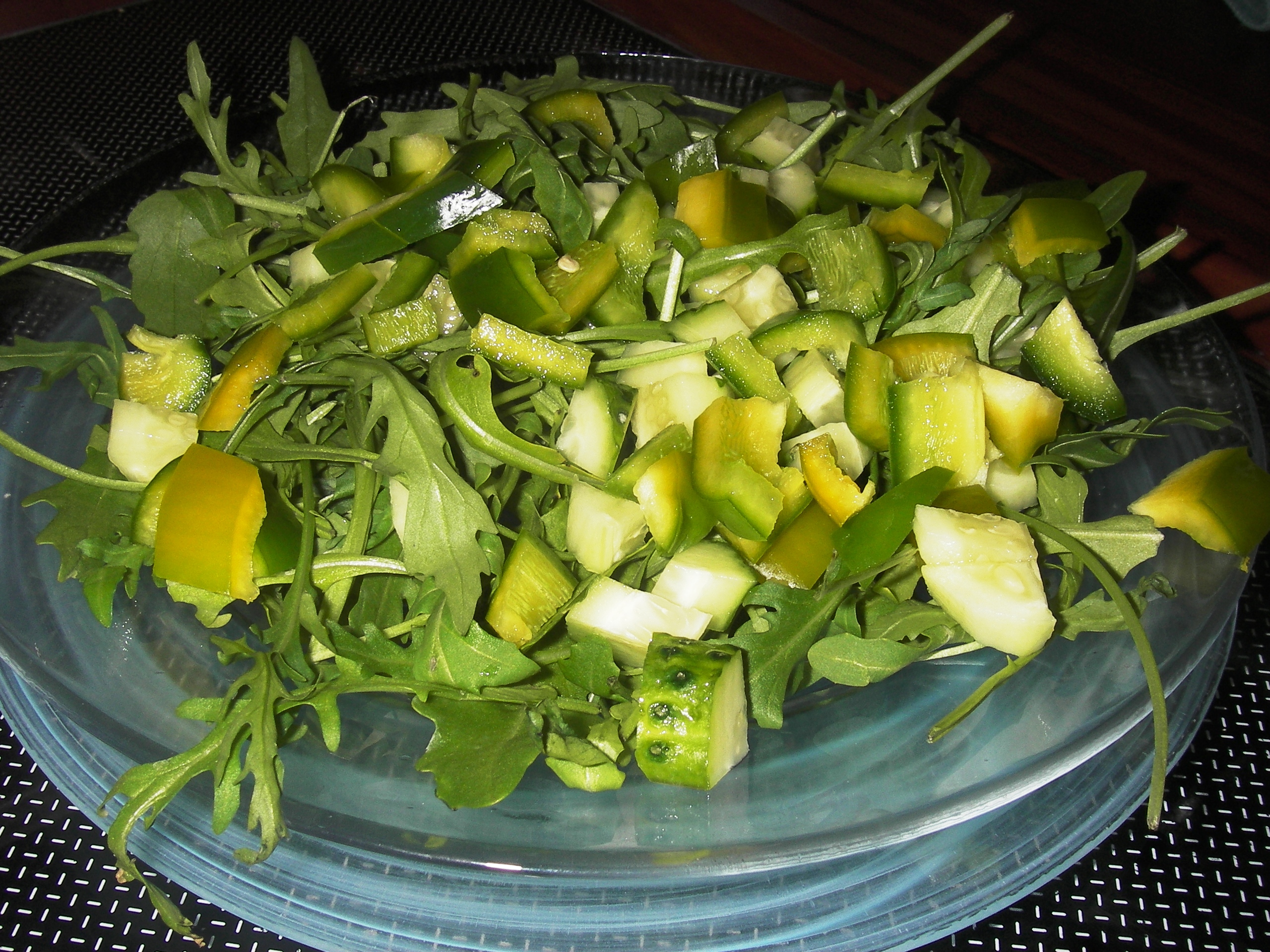 Салат с жареным окунем и вялеными помидорами: шаг 2