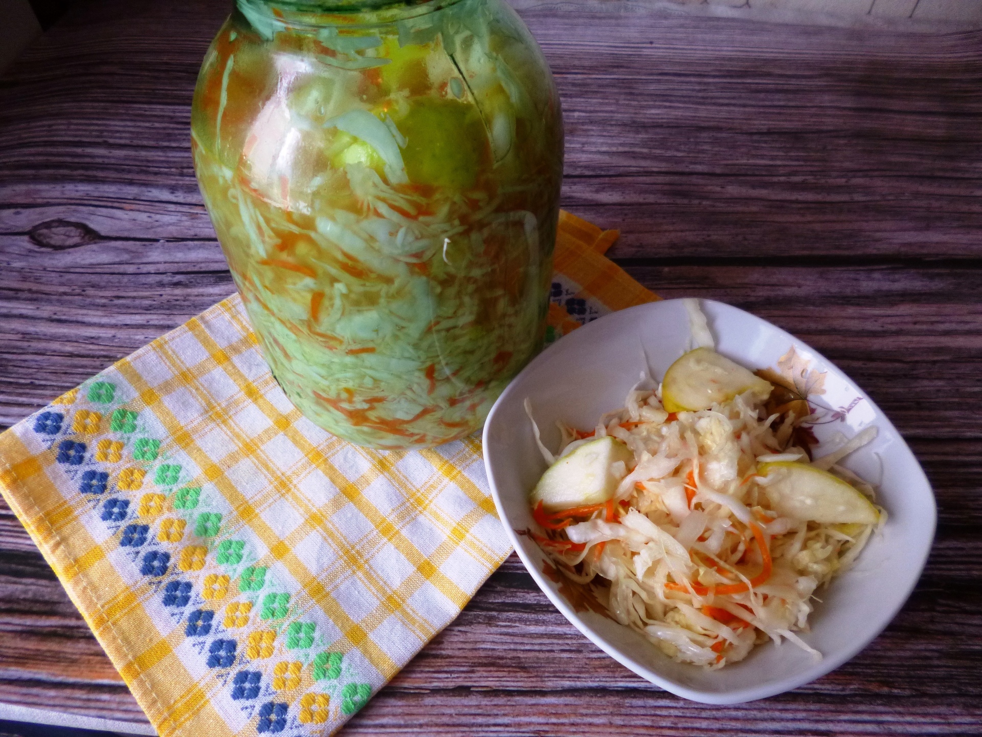Фото к рецепту: Маринованная капуста с яблоками и медом