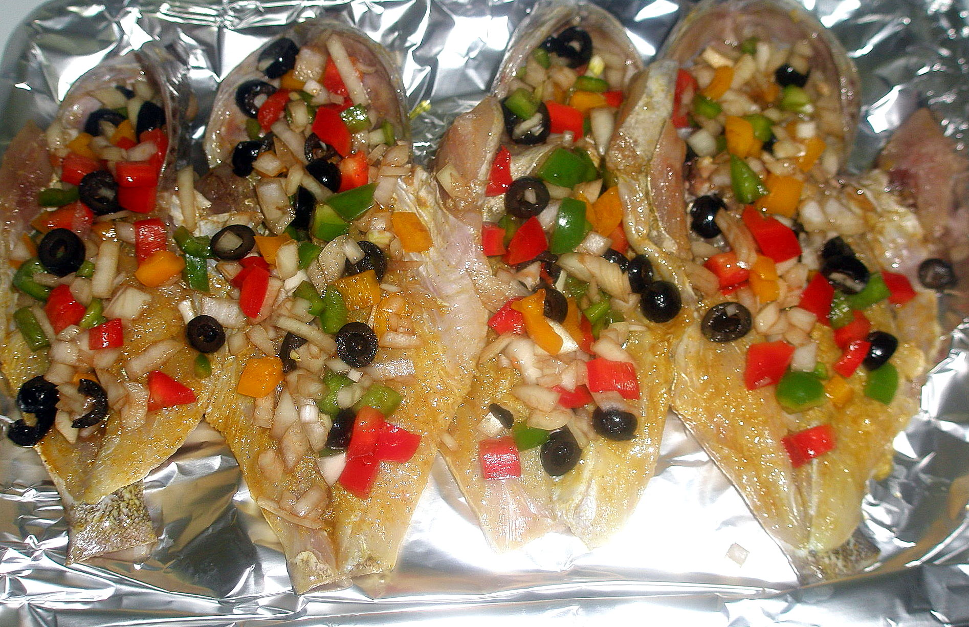 Рыба с помидорами черри и маслинами запеченая в духовке: шаг 2