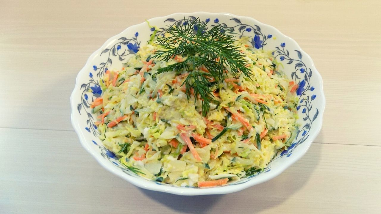 Фото к рецепту: Салат из капусты с яйцом и огурцом