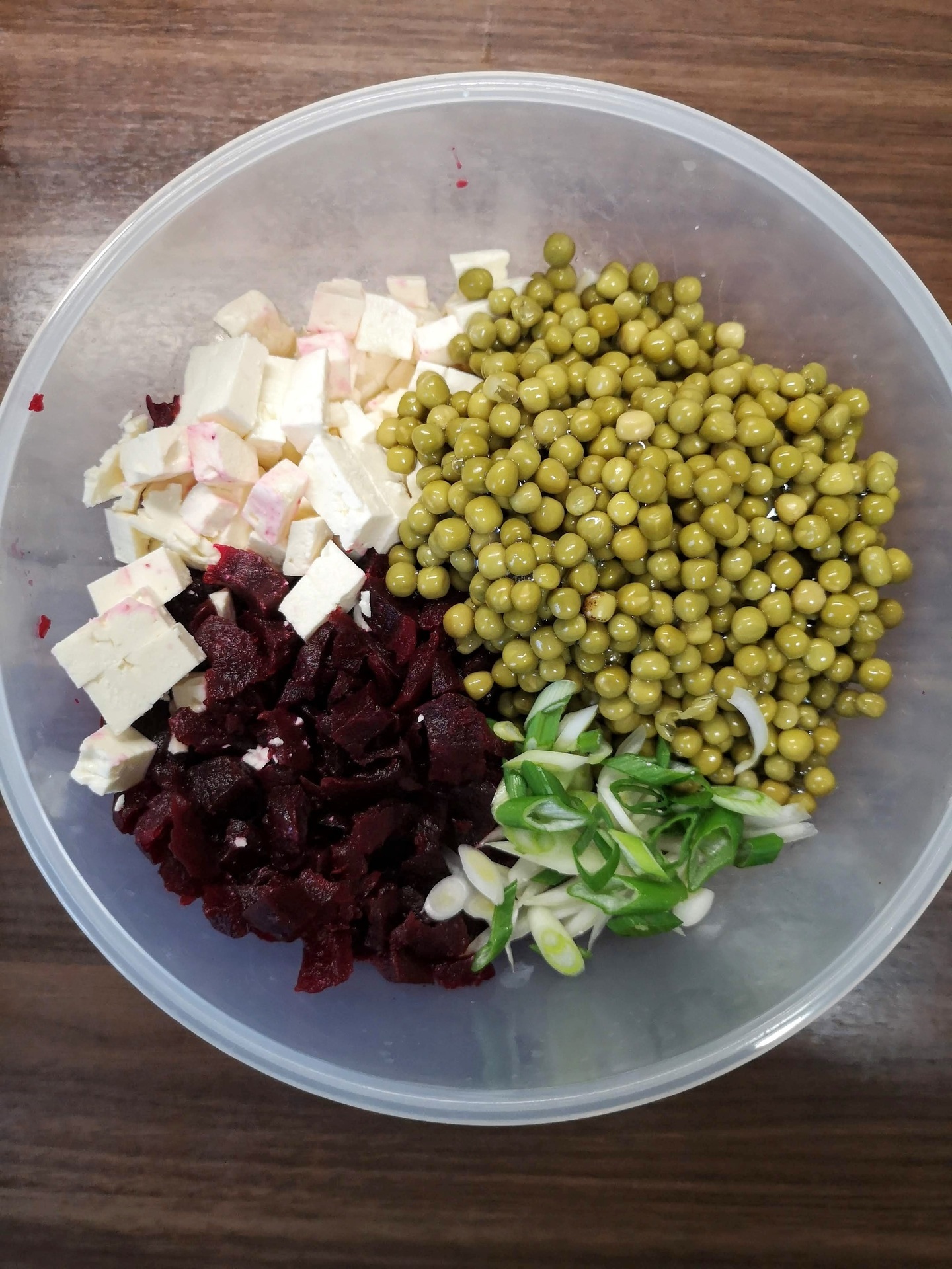 Салат со свеклой, зеленым горошком и сыром фета: шаг 1