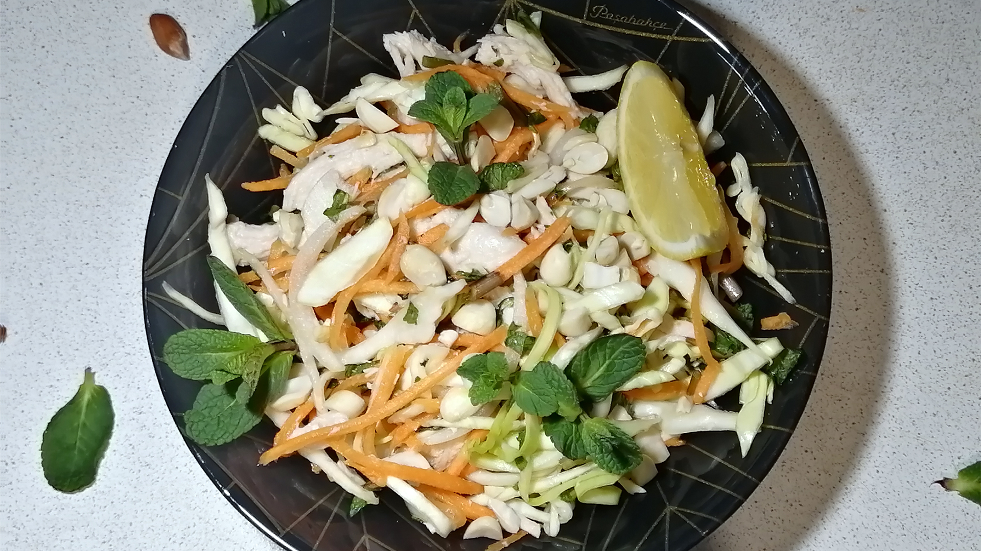 Фото к рецепту: Вьетнамский салат с курицей и арахисом