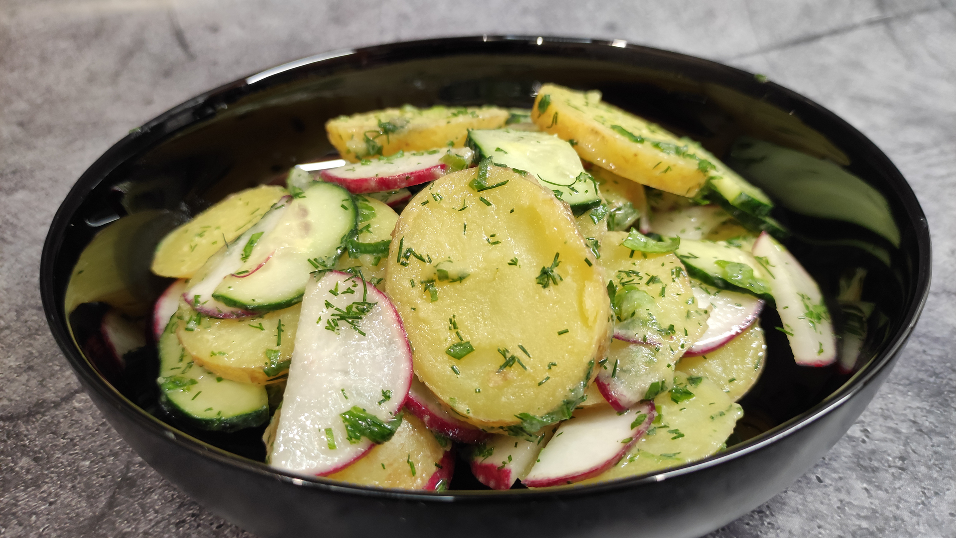 Фото к рецепту: Картофельный салат с огурцом и редисом, постный салат
