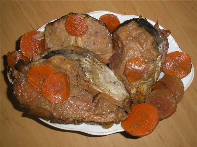 Фото к рецепту: Толстолобик фаршированный с овощами