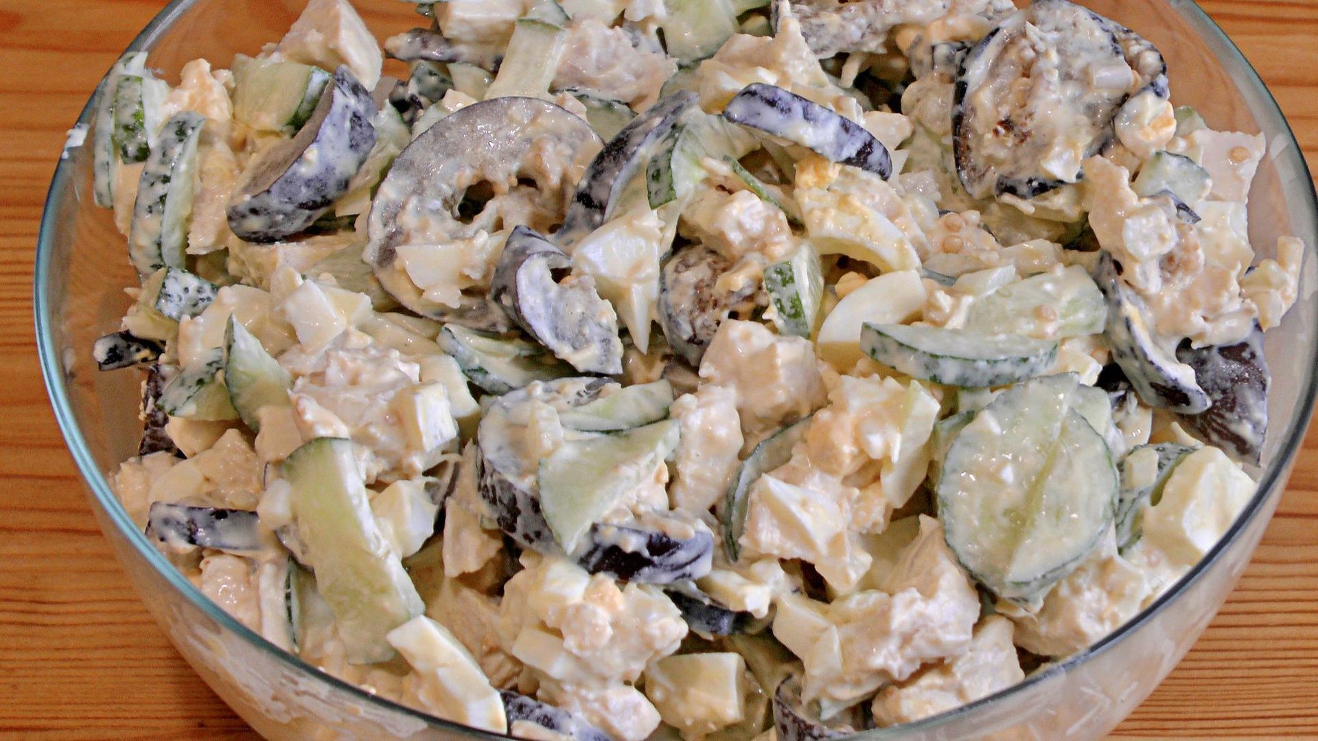 Фото к рецепту: Салат из баклажанов со свежими огурцами и куриной грудкой