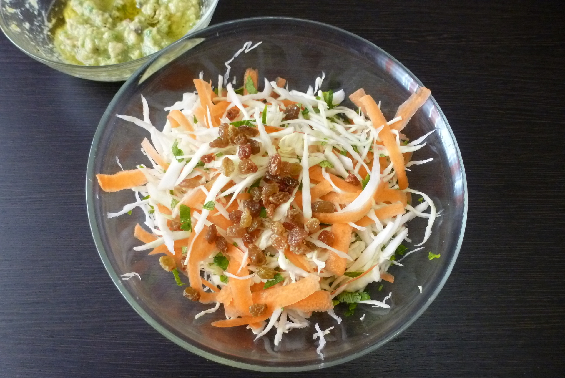 Капустный салат с изюмом и заправкой из авокадо: шаг 4