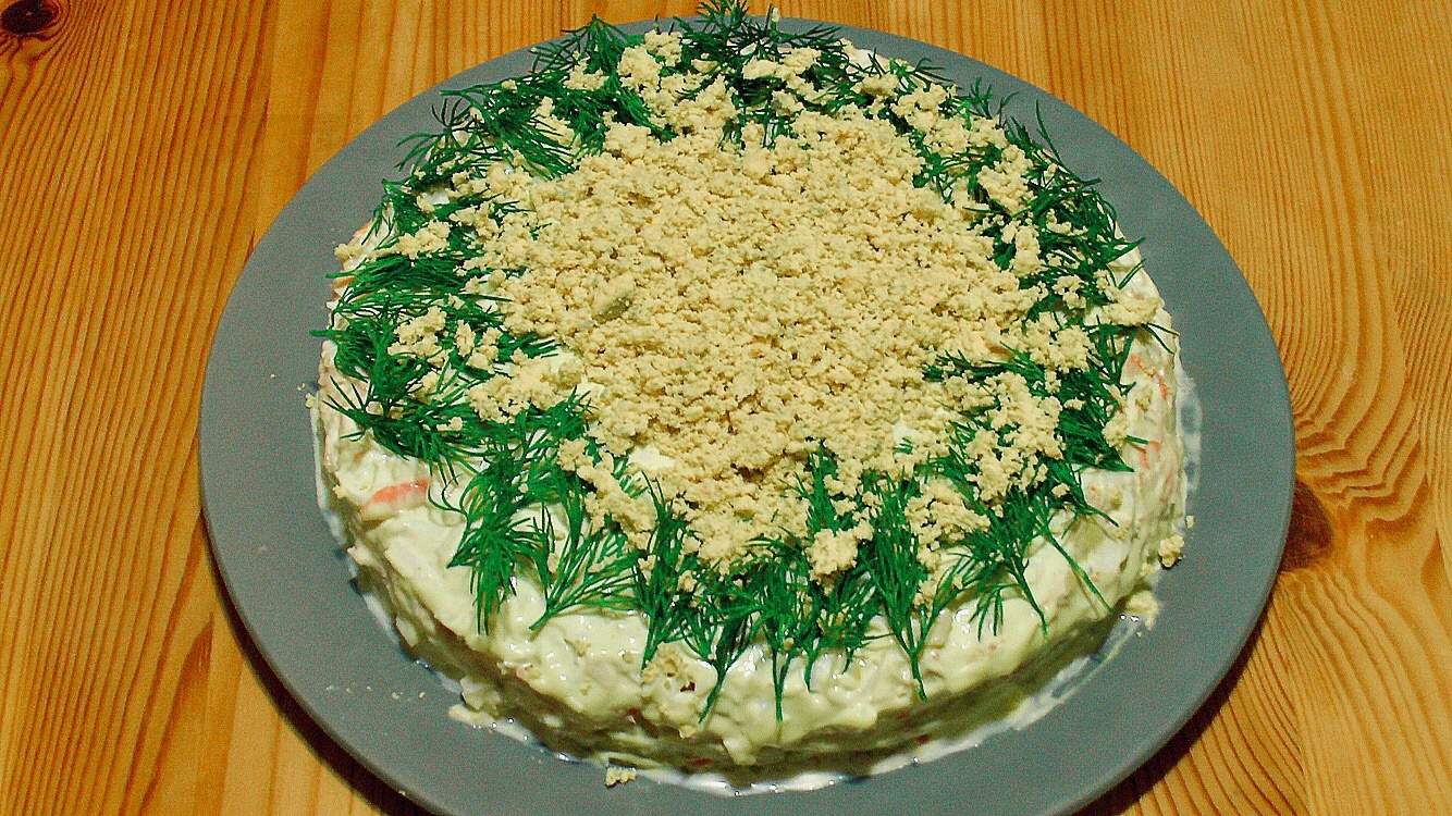 Фото к рецепту: Салат "мимоза" с тунцом/праздничное украшение салата