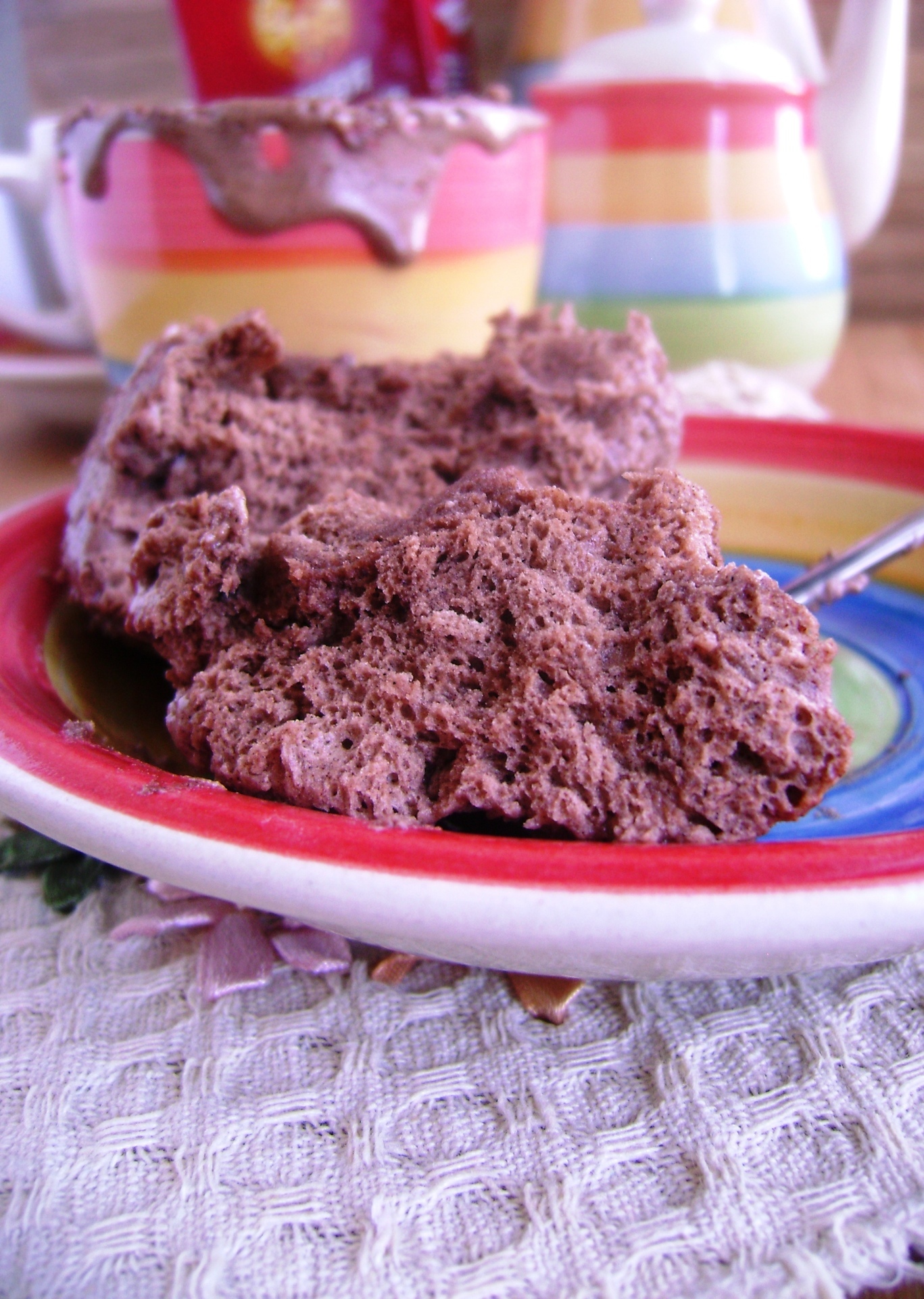 Фото к рецепту: Шоколадный пудинг-суфле в кружке за 3 минуты