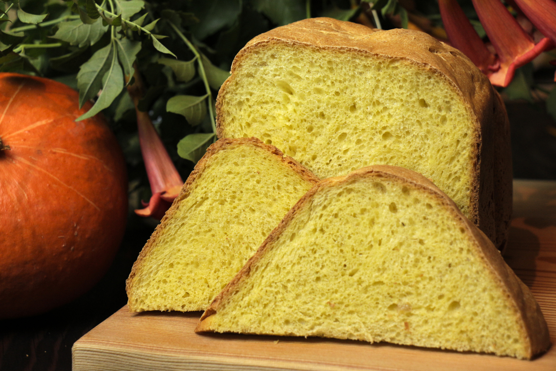 Фото к рецепту: Мало дрожжевой тыквенный хлеб в хлебопечке