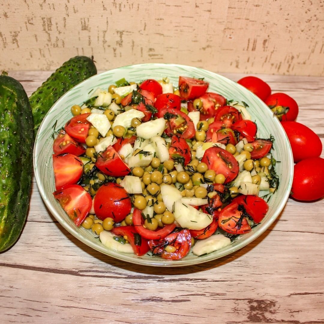 Фото к рецепту: Салат из помидоров, огурцов и зеленого горошка 