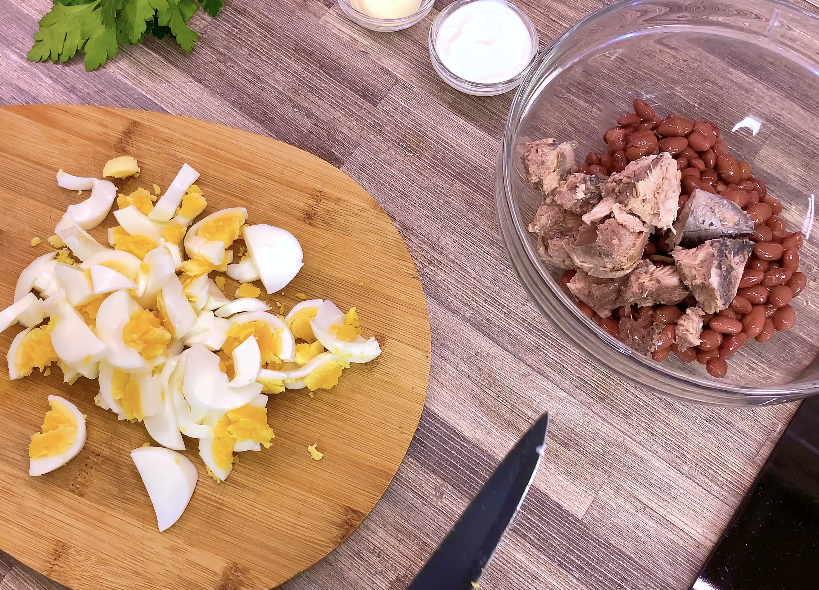 Салат с тунцом консервированным и фасолью: шаг 2