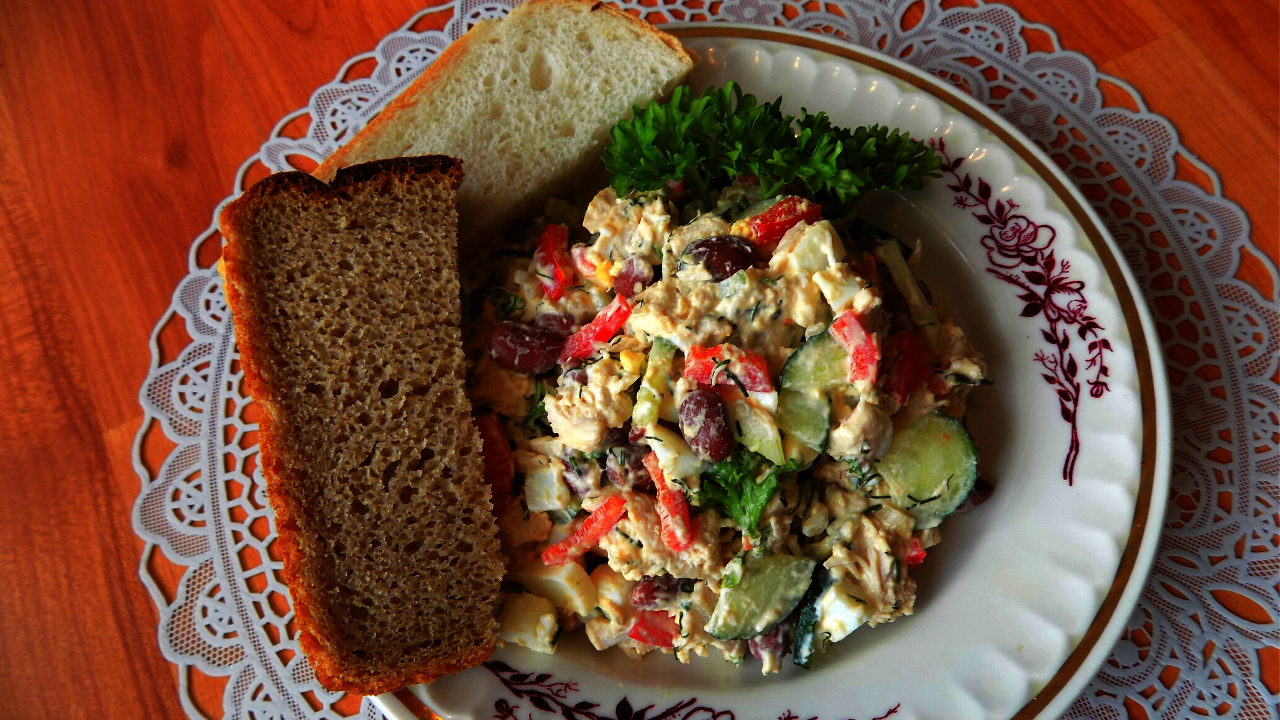 Фото к рецепту: Салат из куриной грудки с болгарским перцем и фасолью