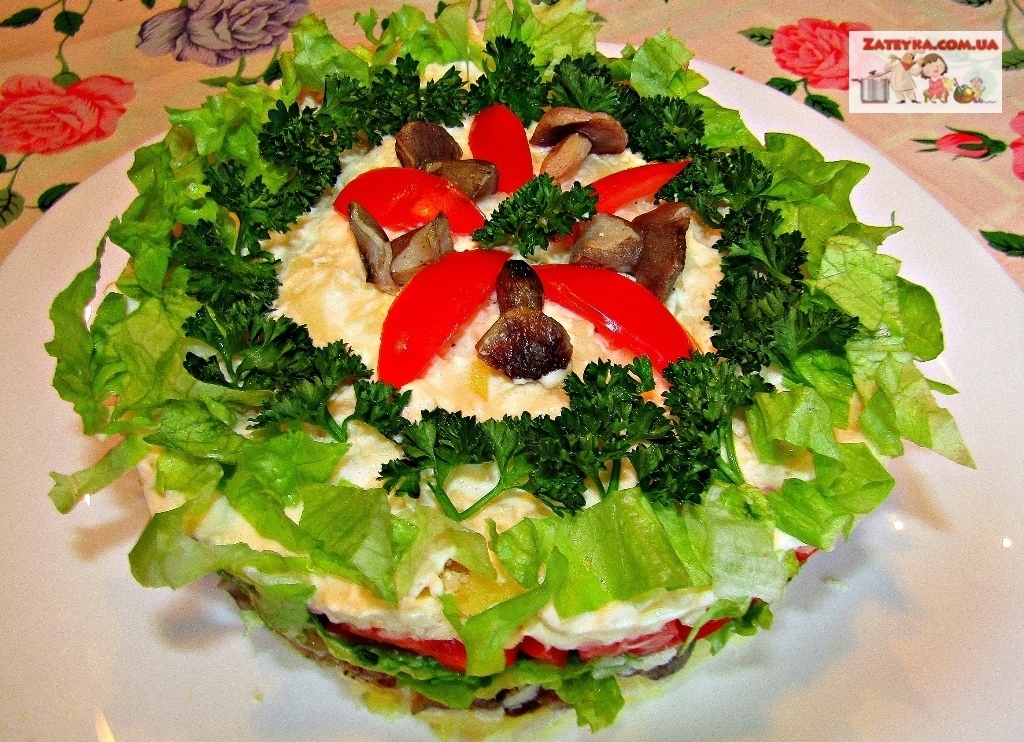 Фото к рецепту: Постный слоеный салат с грибами и помидорами