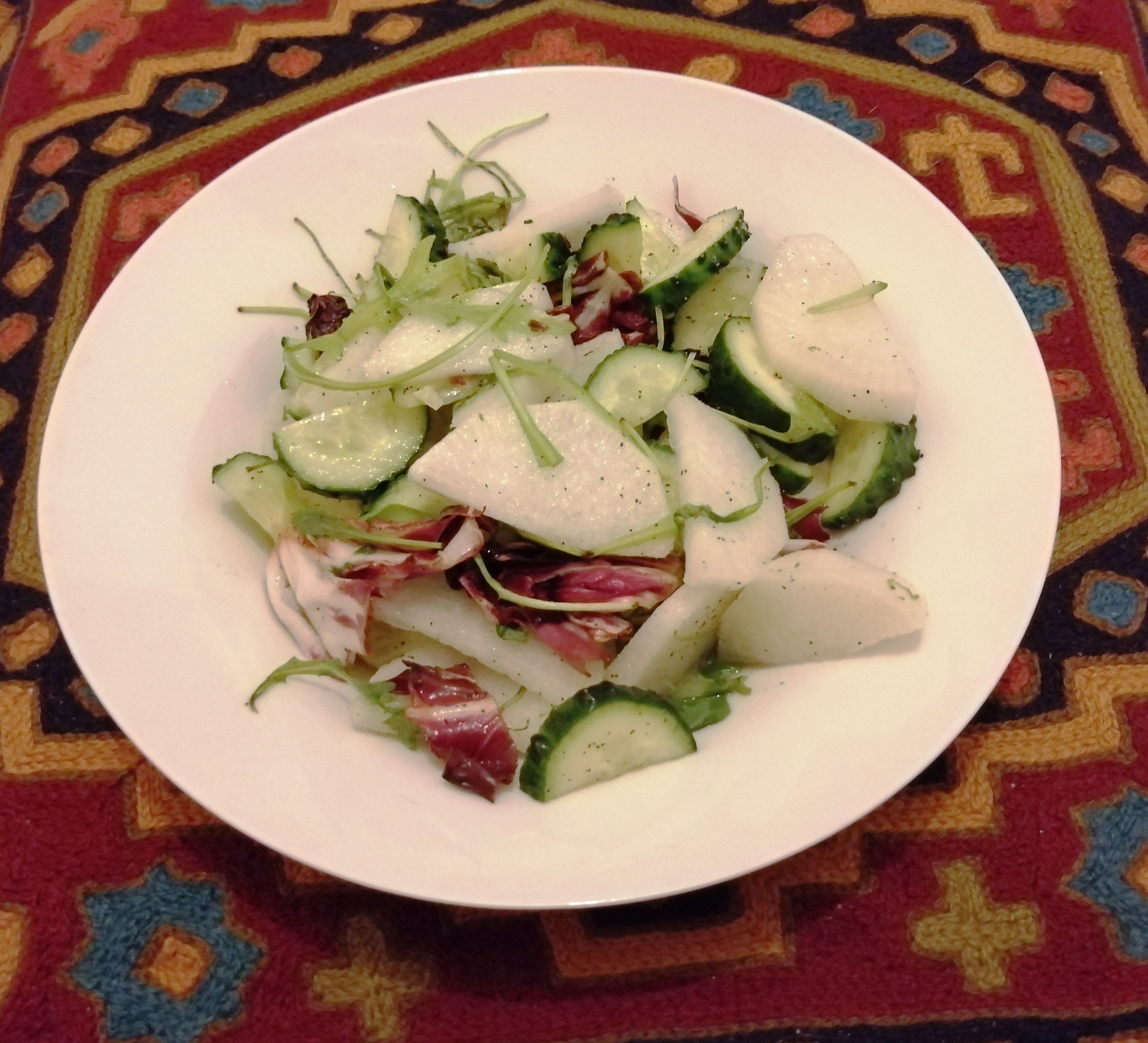 Фото к рецепту: Салат с огурцами, дайконом и рукколой