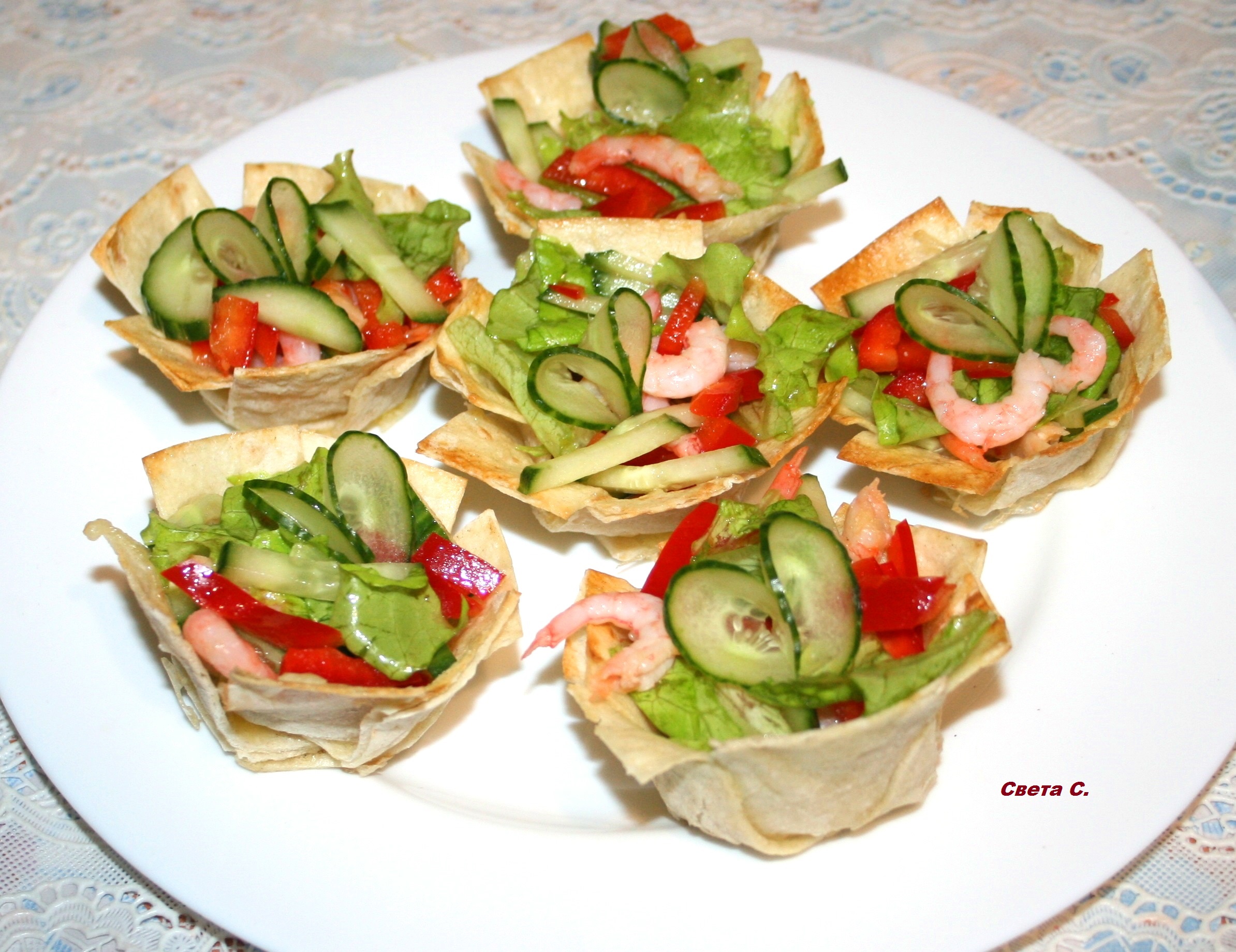 Овощной салат с креветками в тарталетках из лаваша: шаг 9
