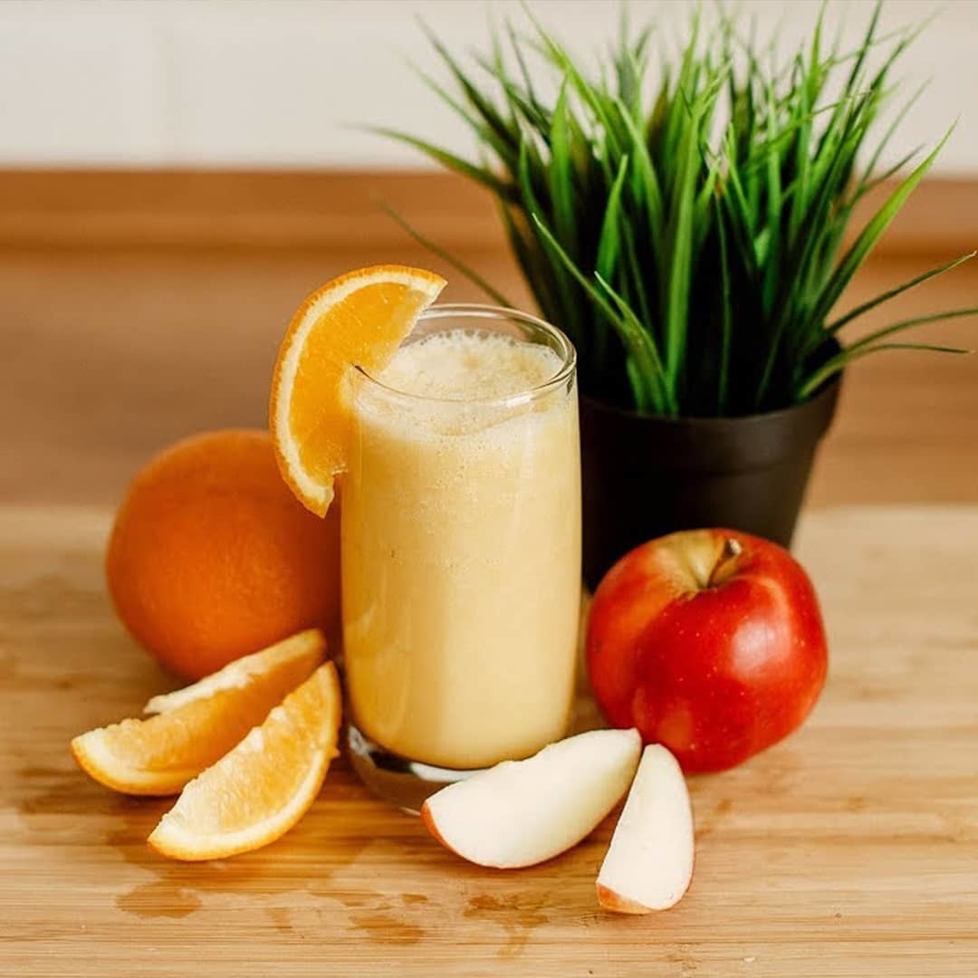 Фото к рецепту: Вкусный смузи с немолоком, яблоком и апельсином 