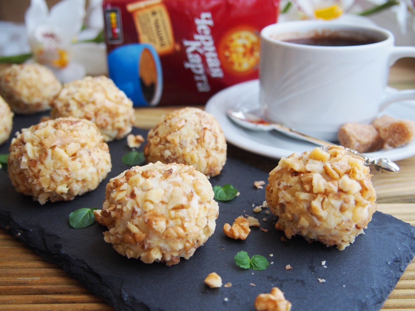 Фото к рецепту: Творожные шарики с халвой и грецкими орехами