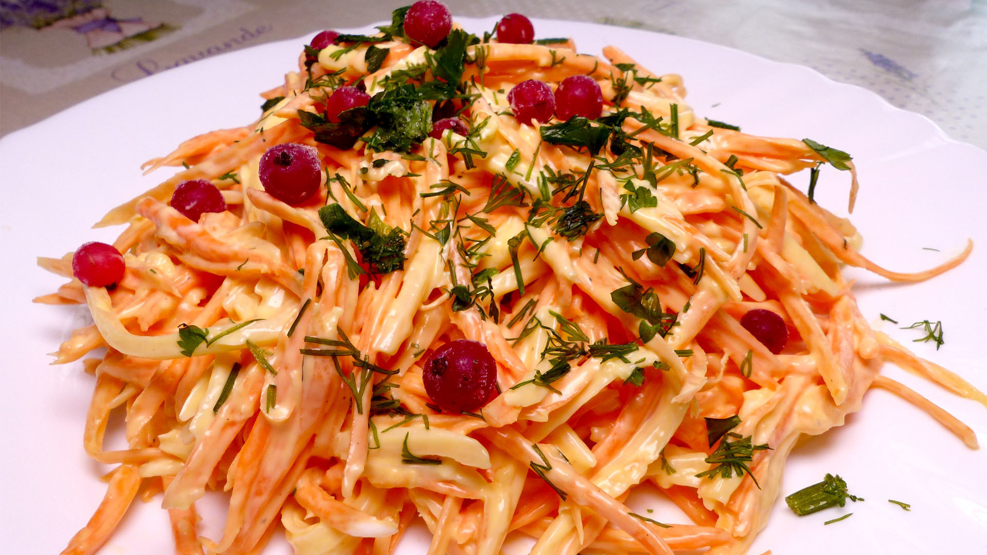 Фото к рецепту: Салат с морковью и сыром