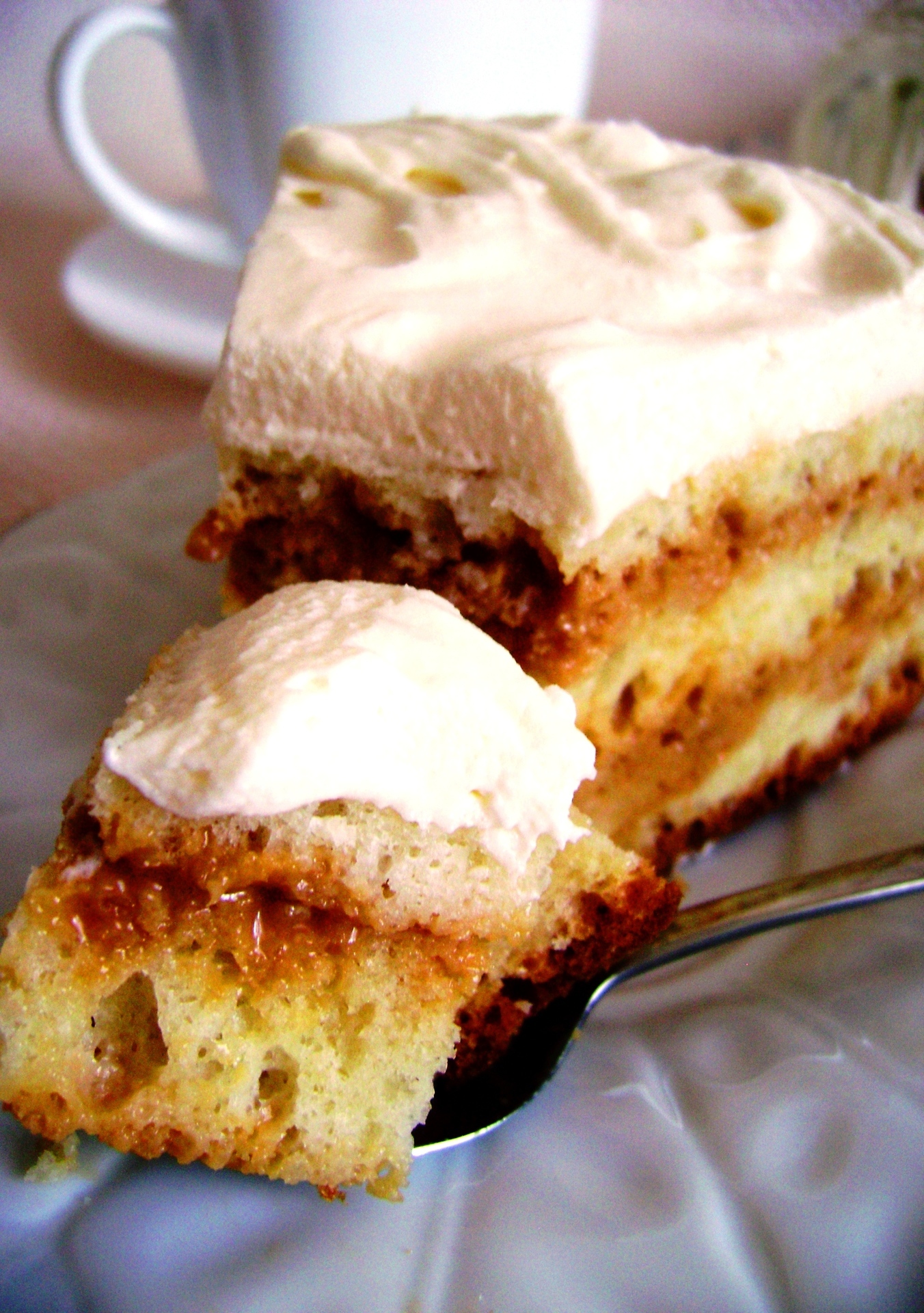 Фото к рецепту: Бисквитный миндальный торт с итальянской белковой глазурью. воскресный обед в итальянском стиле