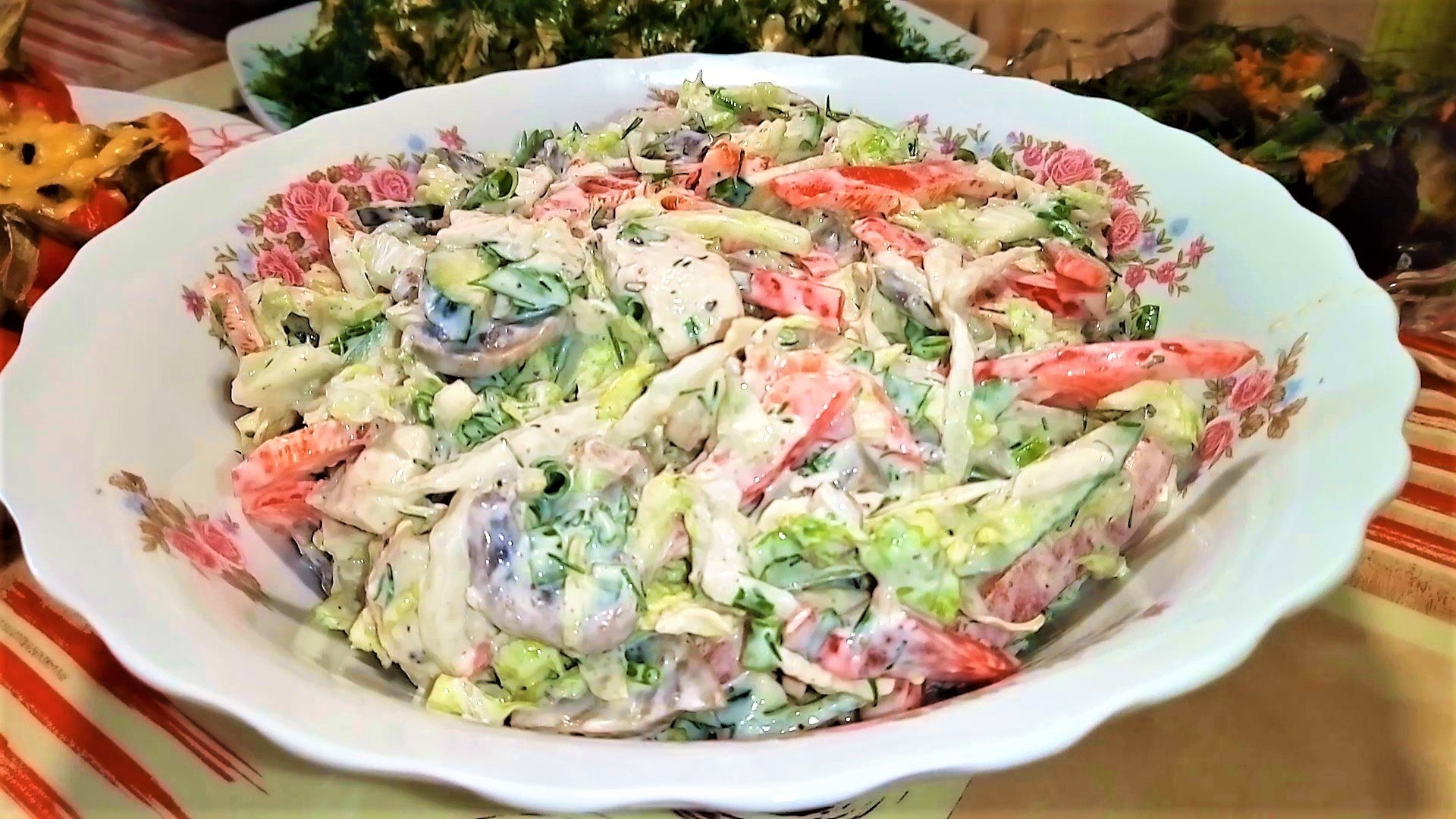 Фото к рецепту: Салат из пекинской капусты с грибами и мясом.