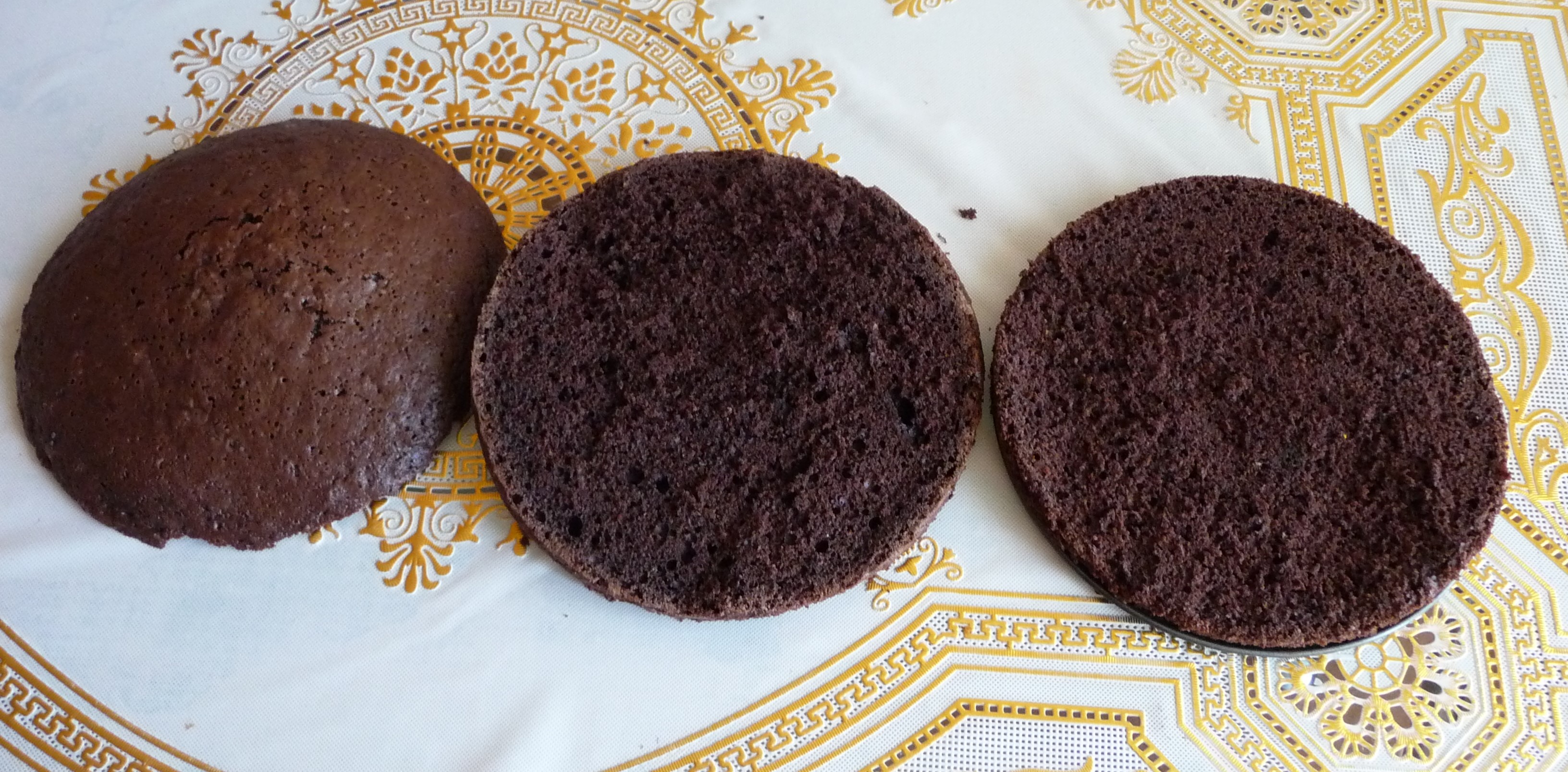 Шоколадный торт с безе и шоколадныи конфетами "клубничка": шаг 2