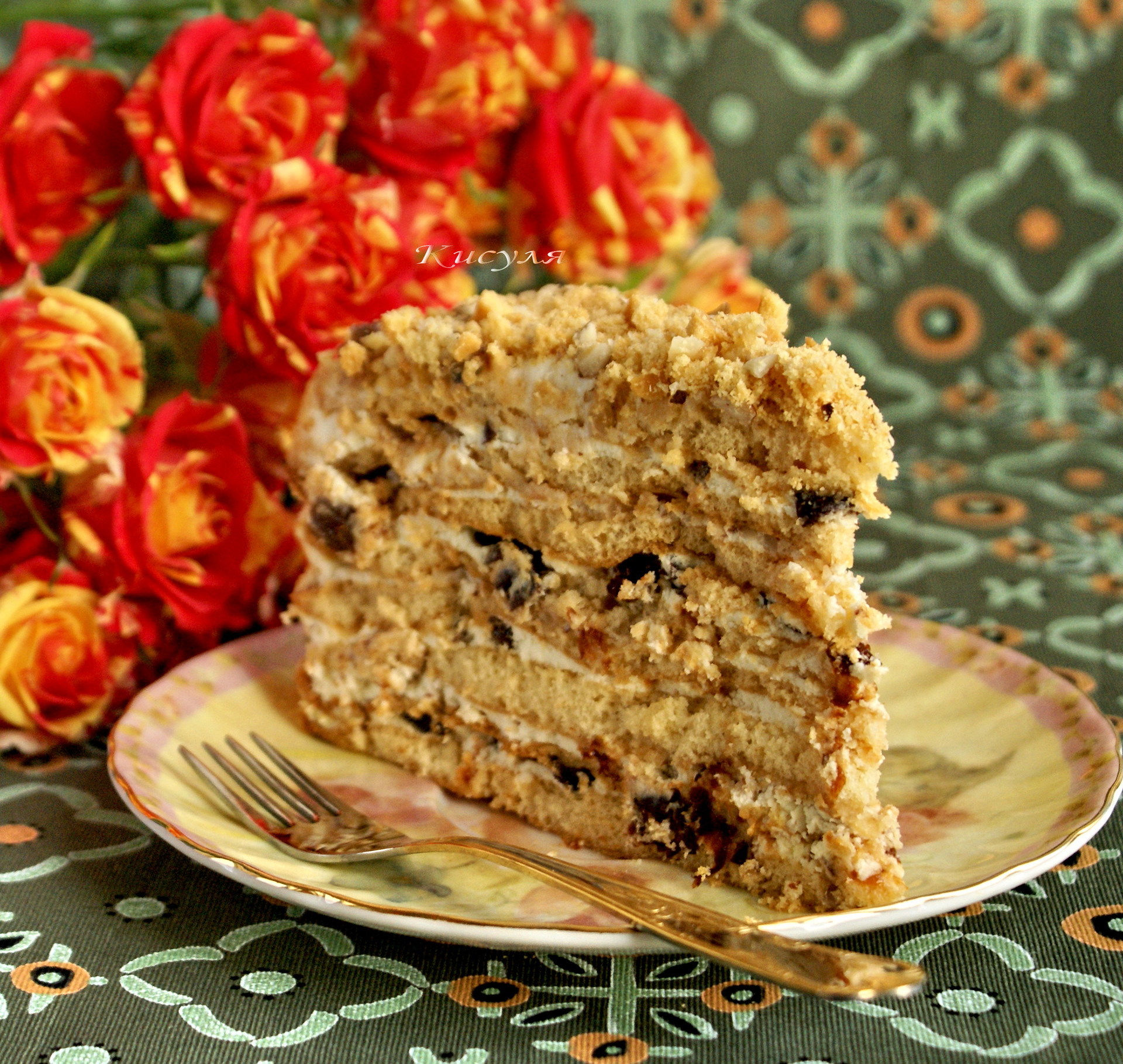 Фото к рецепту: Медовый торт с черносливом и грецкими орехами