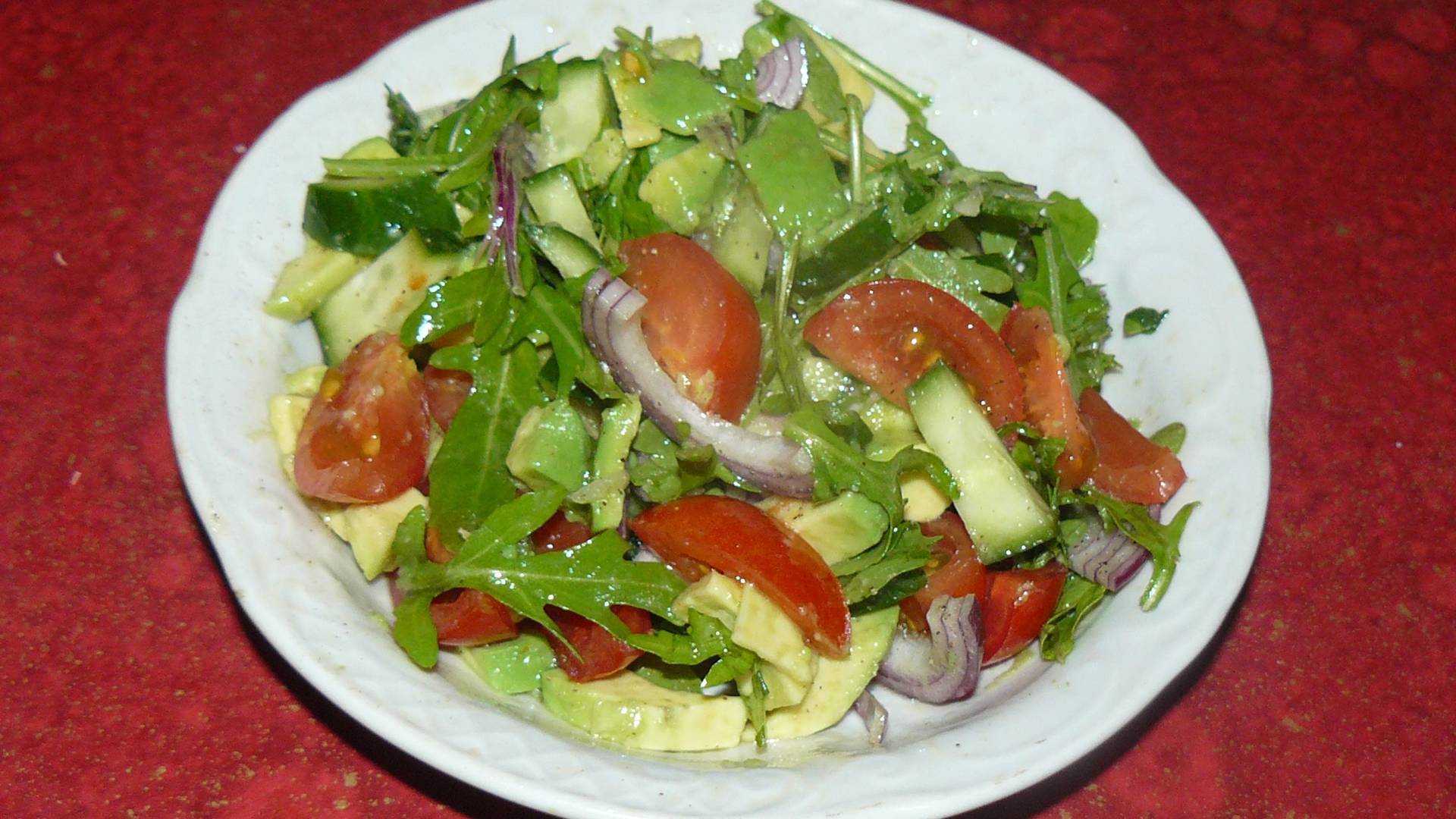 Фото к рецепту: Салат с авокадо, помидорами и огурцом