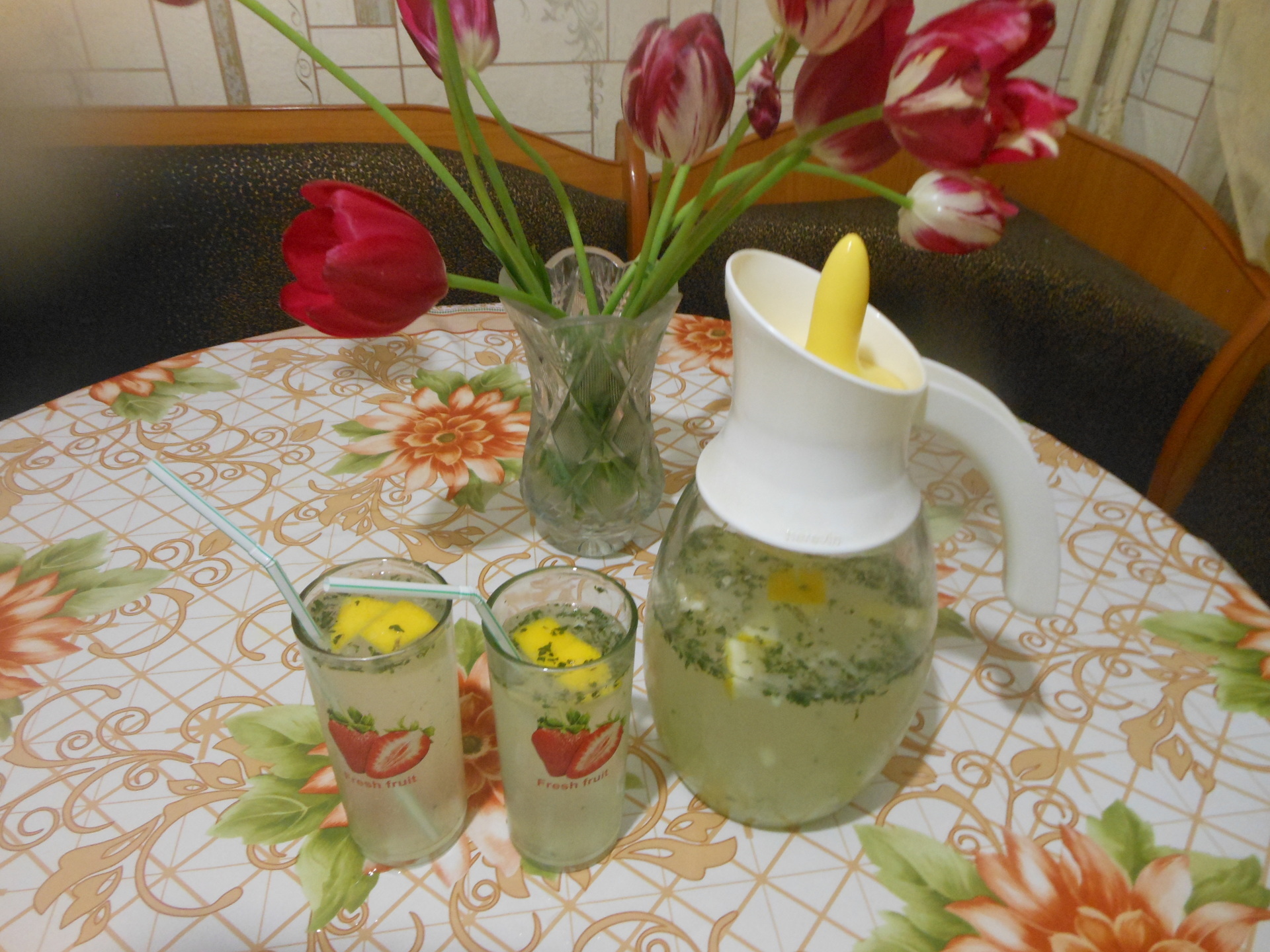 Фото к рецепту: Освежающий лимонад с мятой (быстро и просто)