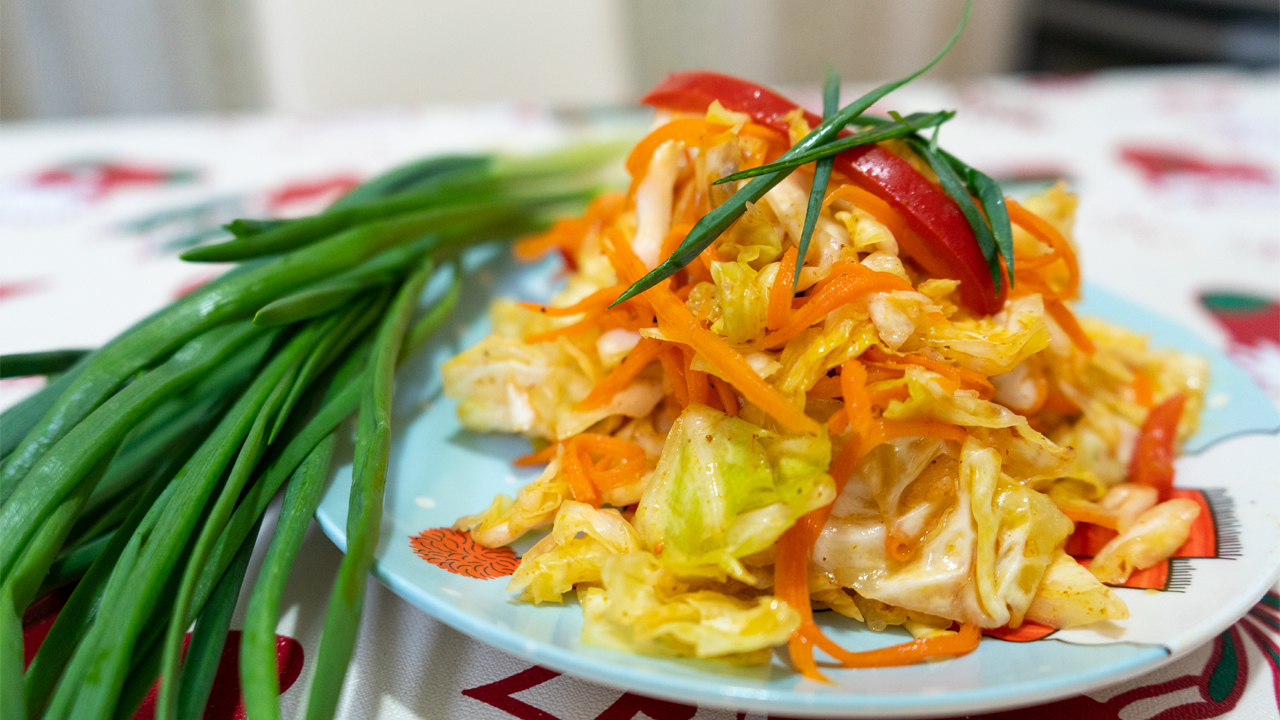 Фото к рецепту: Салат из капусты и моркови
