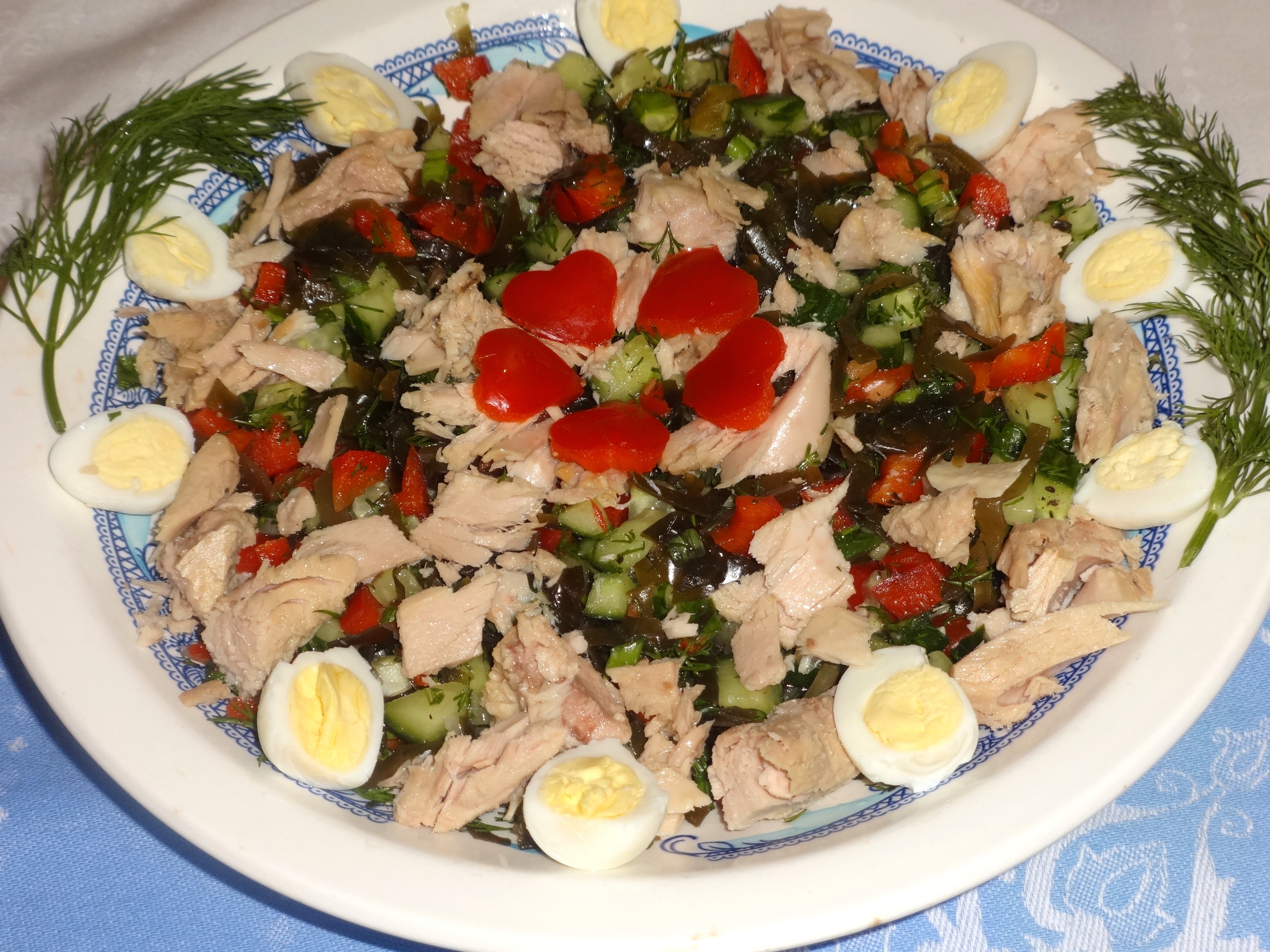 Салат с овощами, тунцом и морской капустой