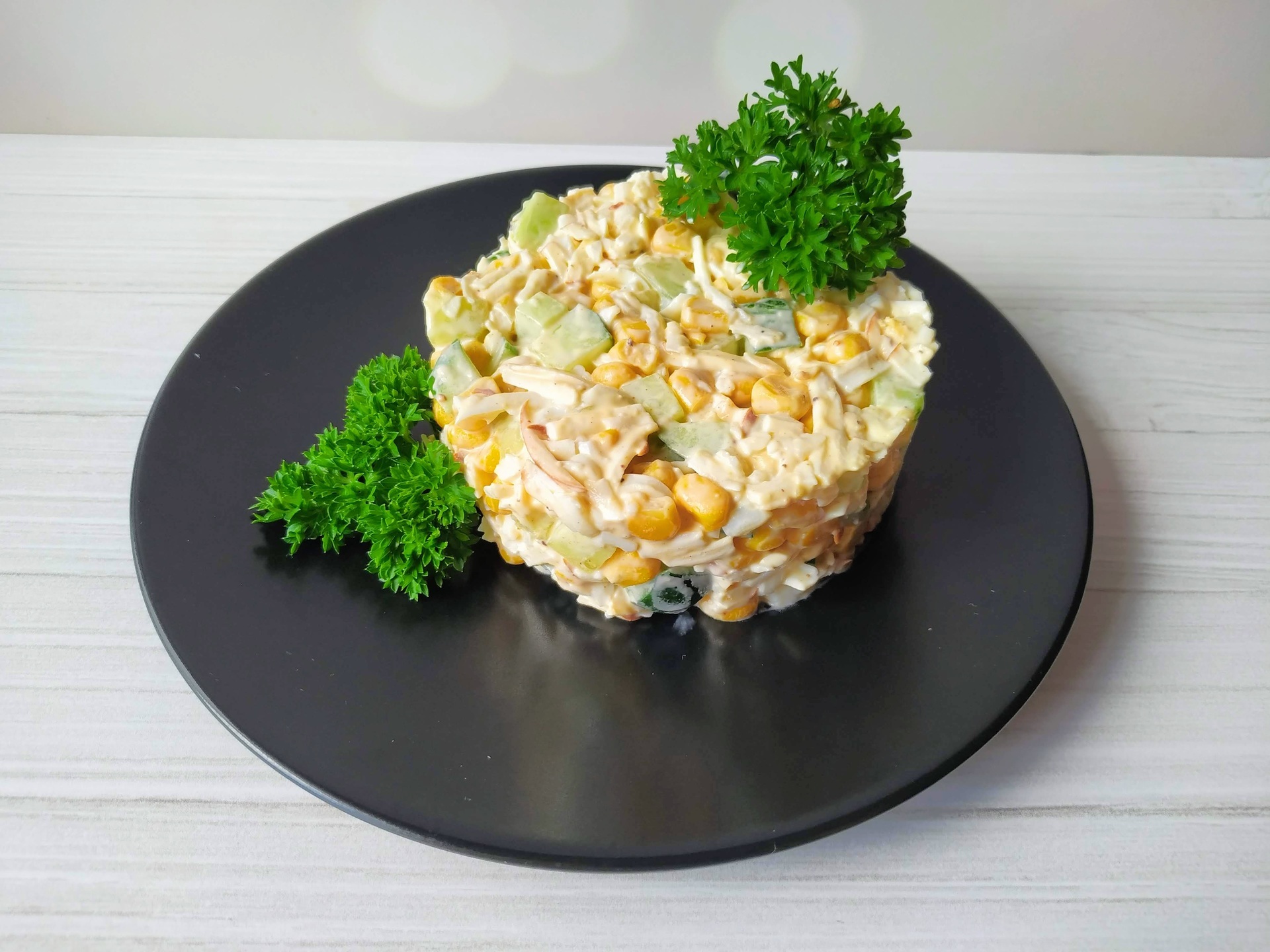 Фото к рецепту: Салат "прованс" с колбасным сыром и кукурузой
