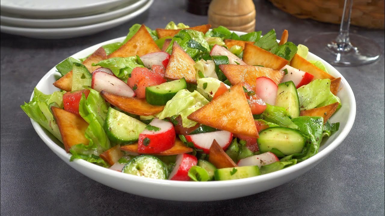 Фото к рецепту: Знаменитый овощной салат "фаттуш" за 20 минут