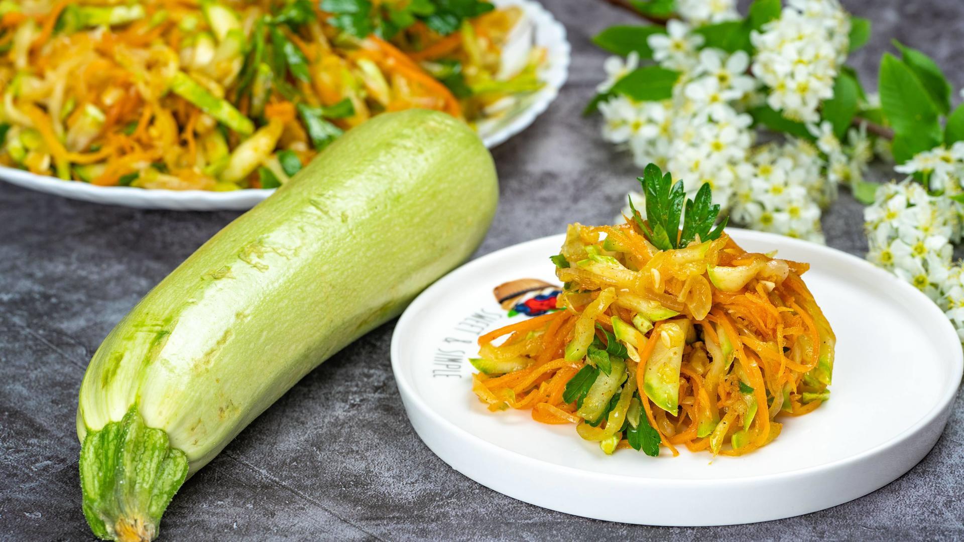 Фото к рецепту: Корейский салат из кабачков с морковью