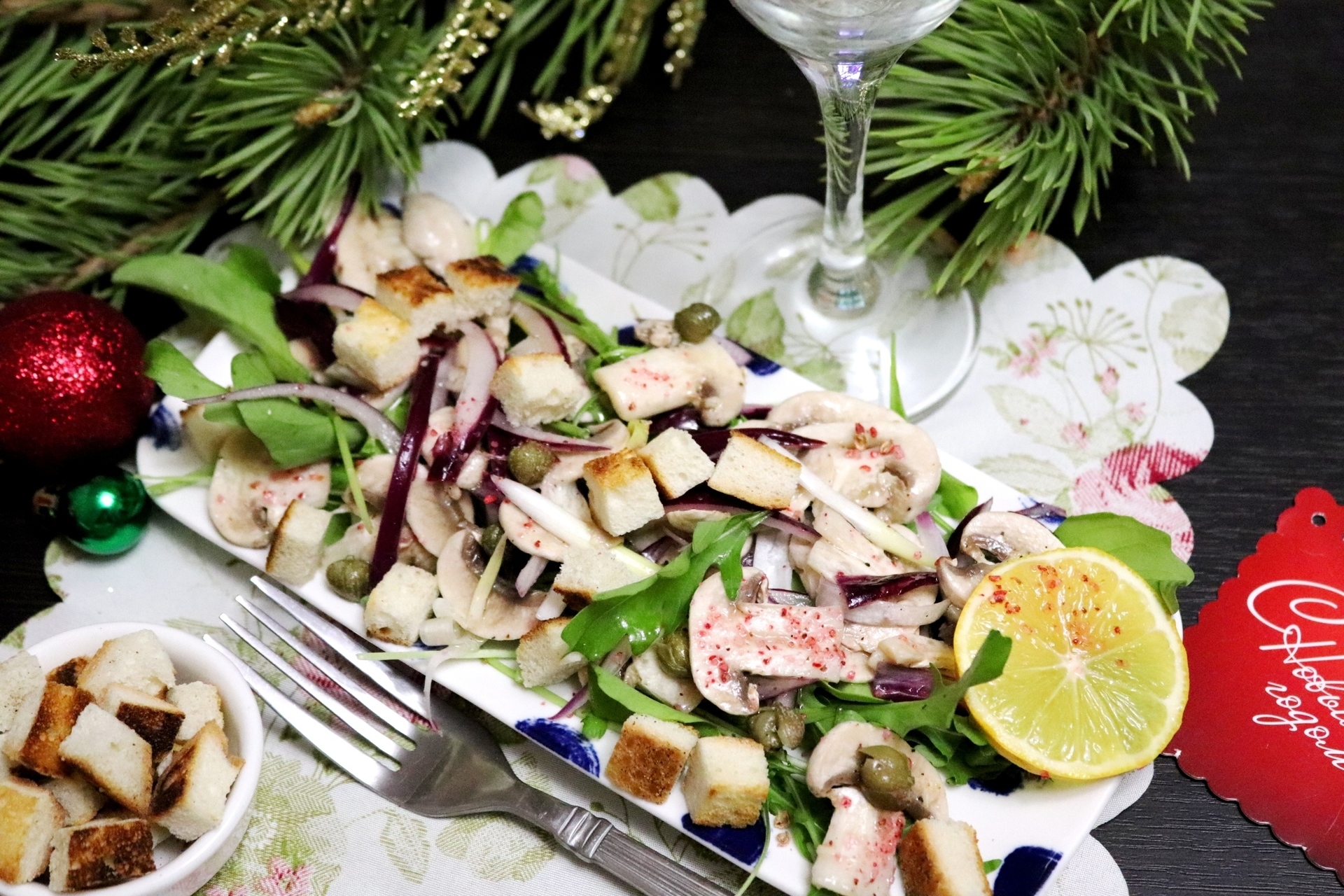 Фото к рецепту: Салат из свежих шампиньонов с каперсами и рукколой