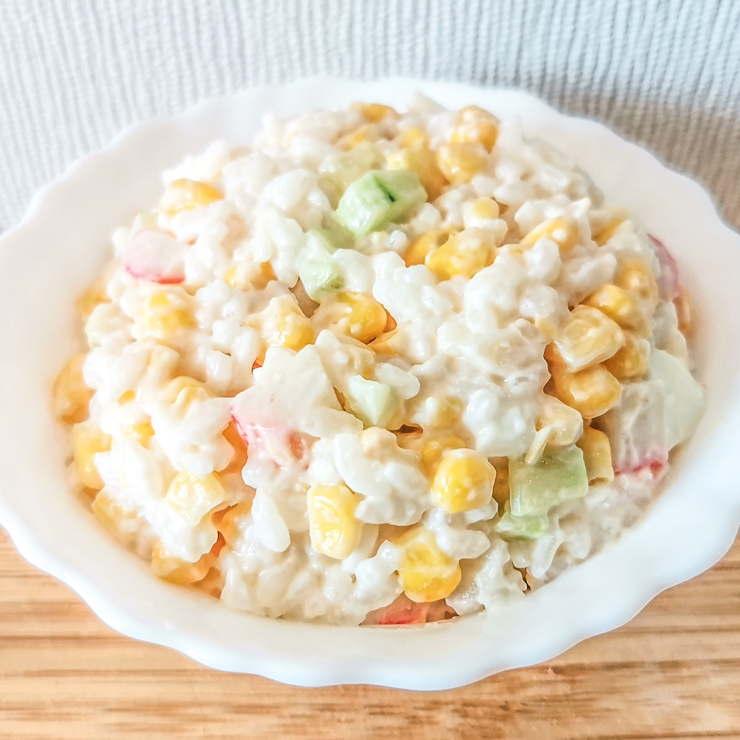 Фото к рецепту: Крабовый салат с рисом, огурцом и кукурузой