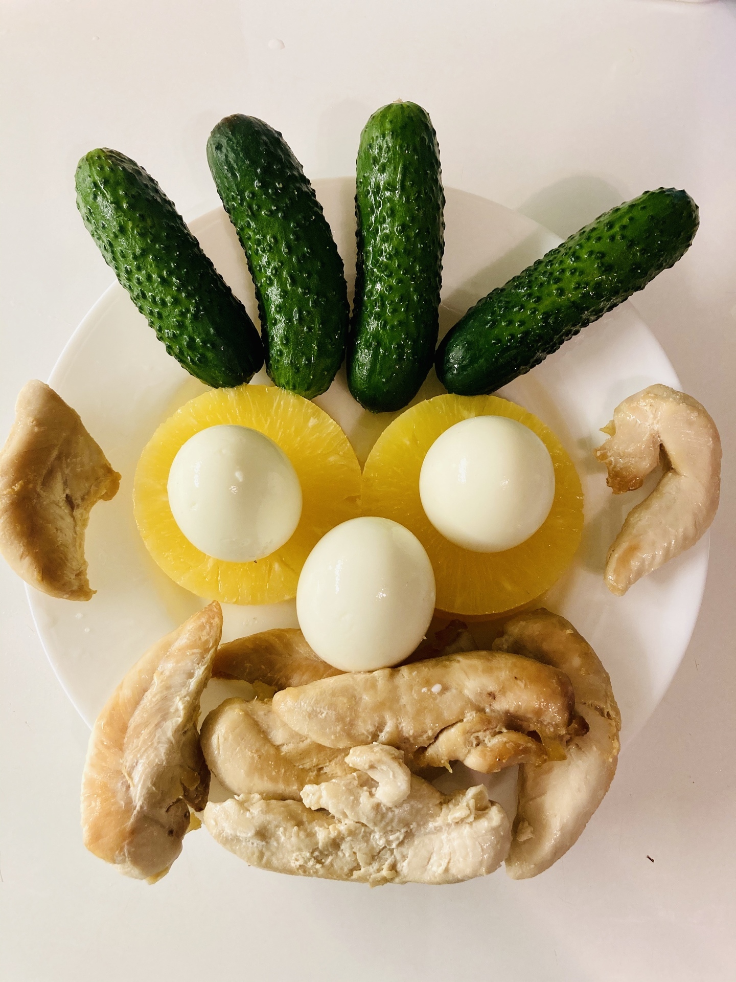 Фото к рецепту: Салат с курицей и ананасами подойдет к новому году