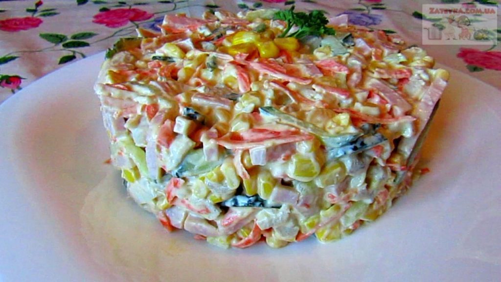 Фото к рецепту: Салат с курицей, ветчиной и овощами