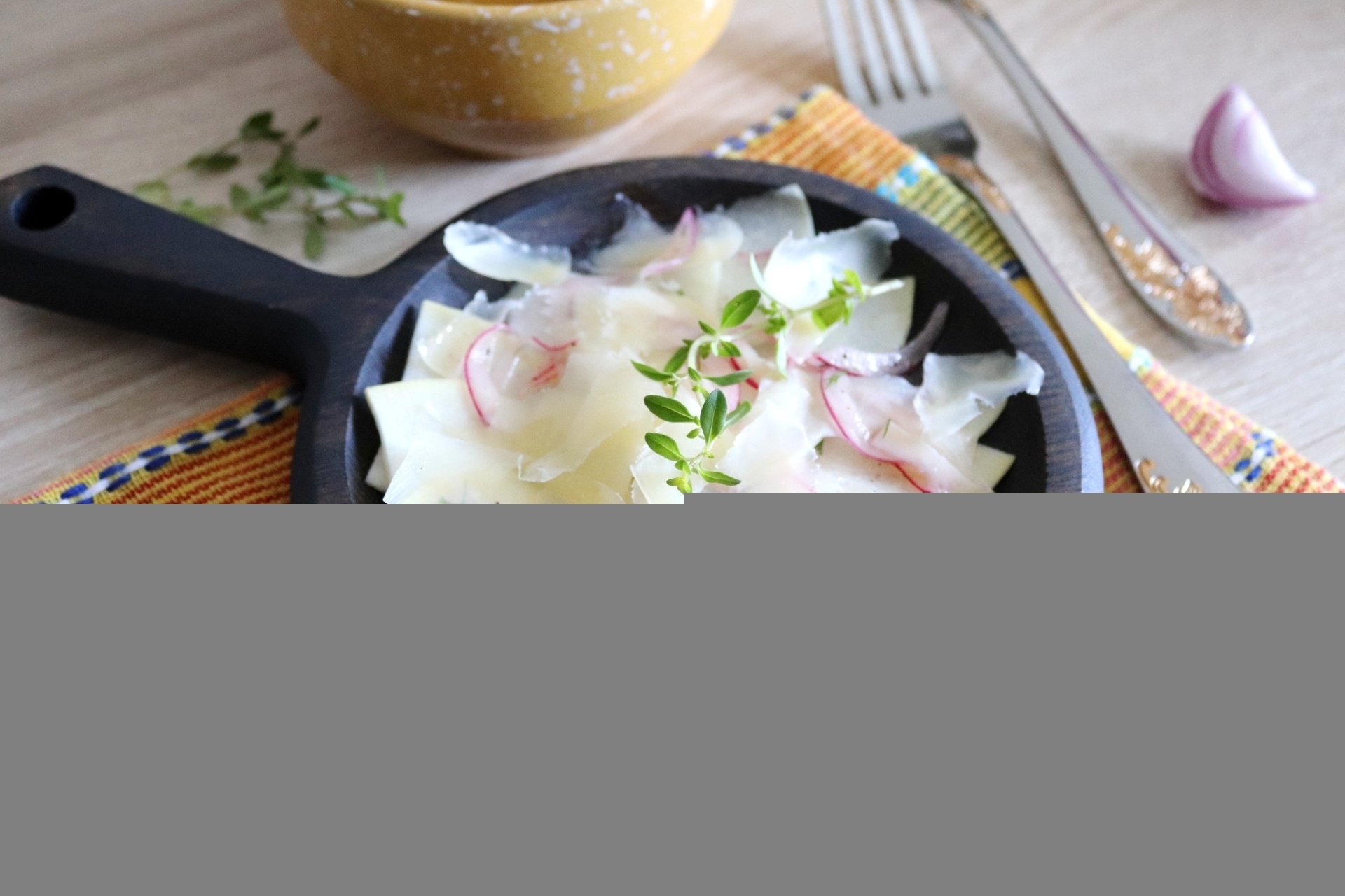 Фото к рецепту: Карпаччо из кольраби с пармезаном #блюдосизюминкой